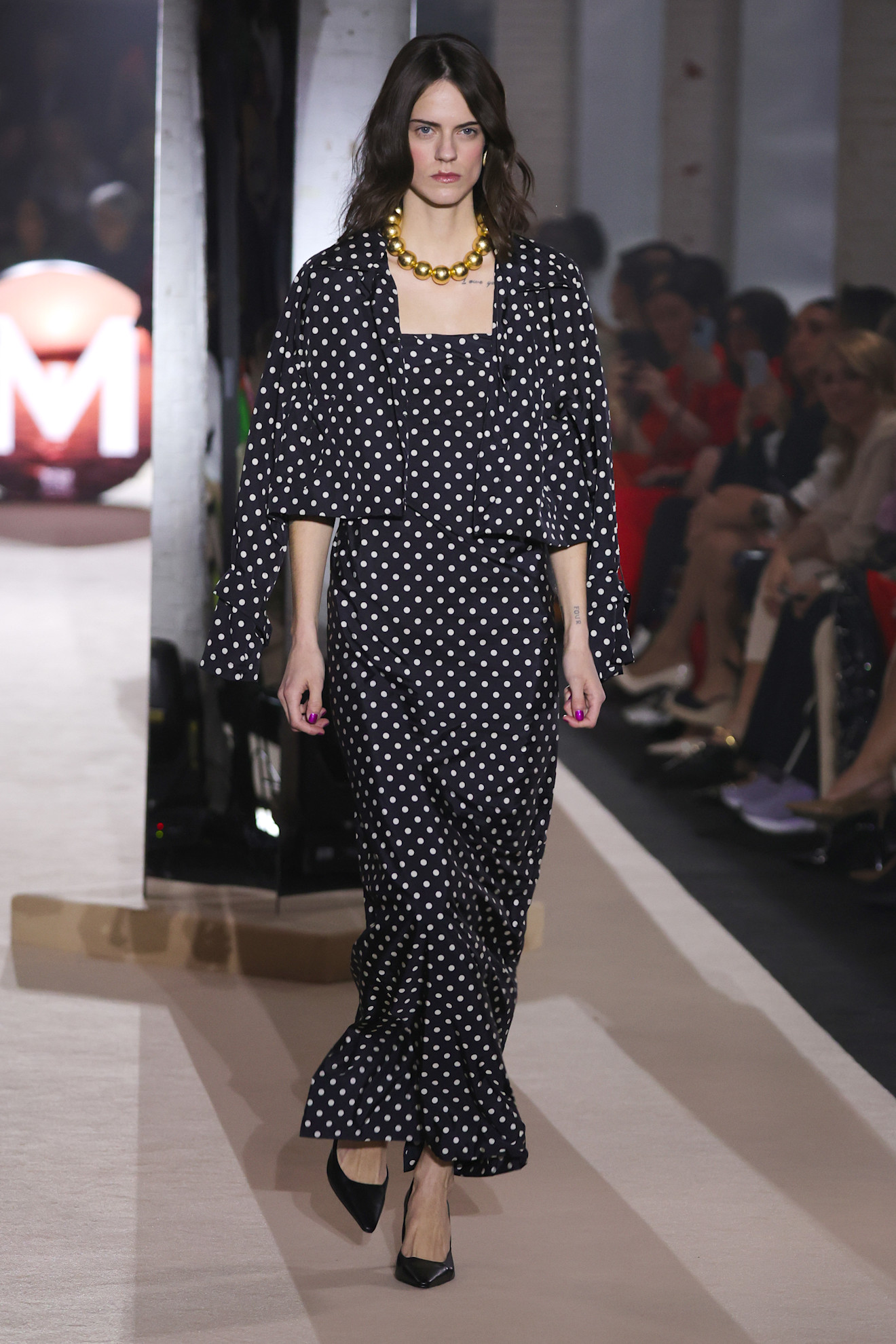 Casademunt by Maite البولكا دوت بفستان وتنسيق باللونين الأبيض والأسود من