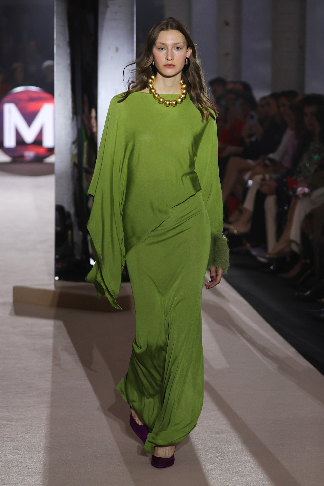 موضة الفساتين الخضراء الفاتحة والحريرية