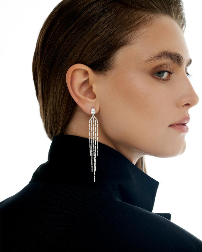 Cascade Drop Earrings حين يرقص الضوء مع الحركة