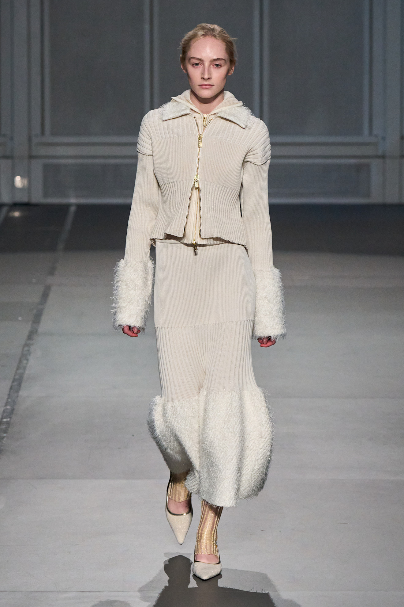 موضة جاكيتات البيج بأقمشة الصوف