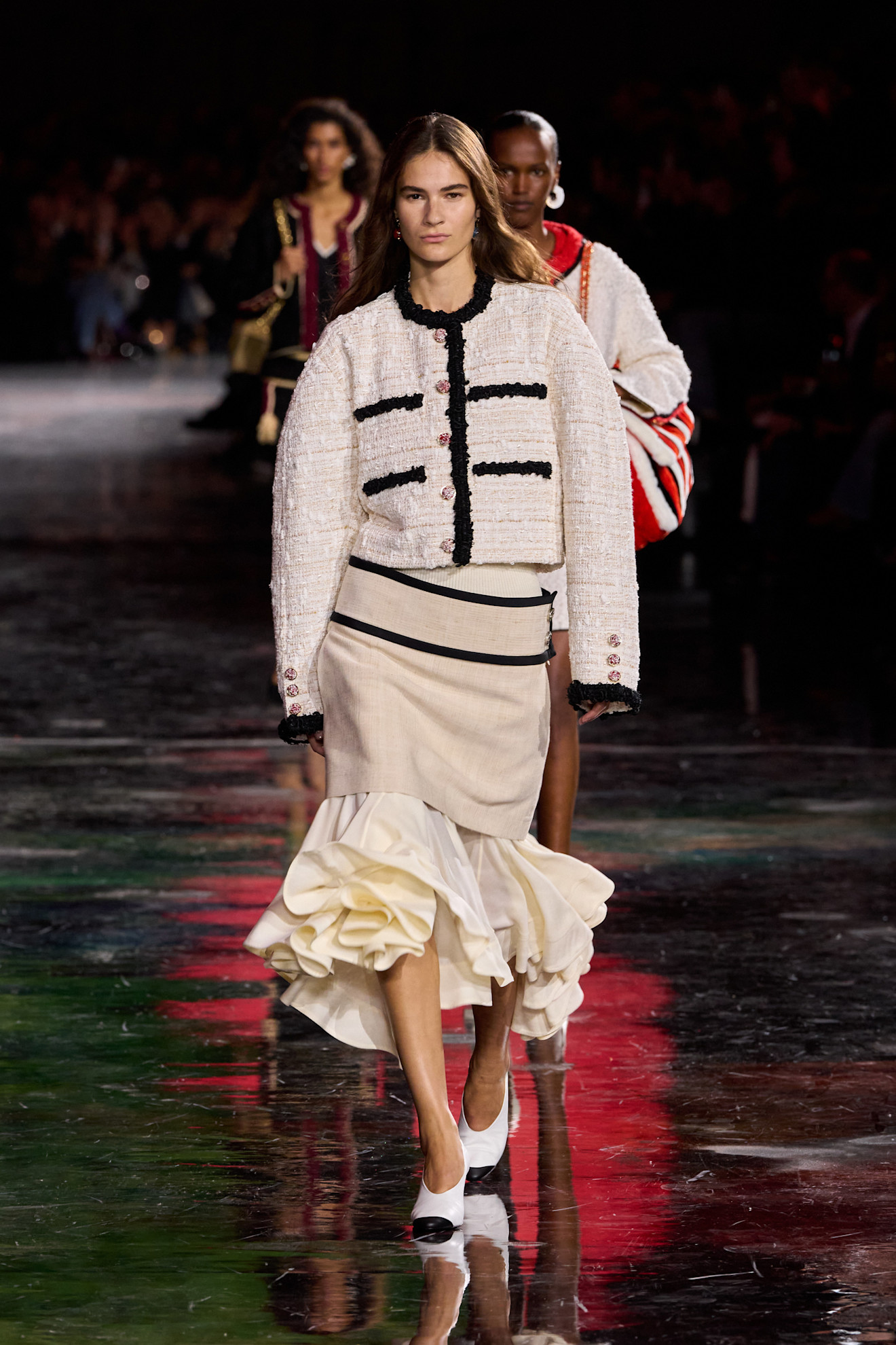 Chanel إبداع في تصميم التنورة الطبقات من