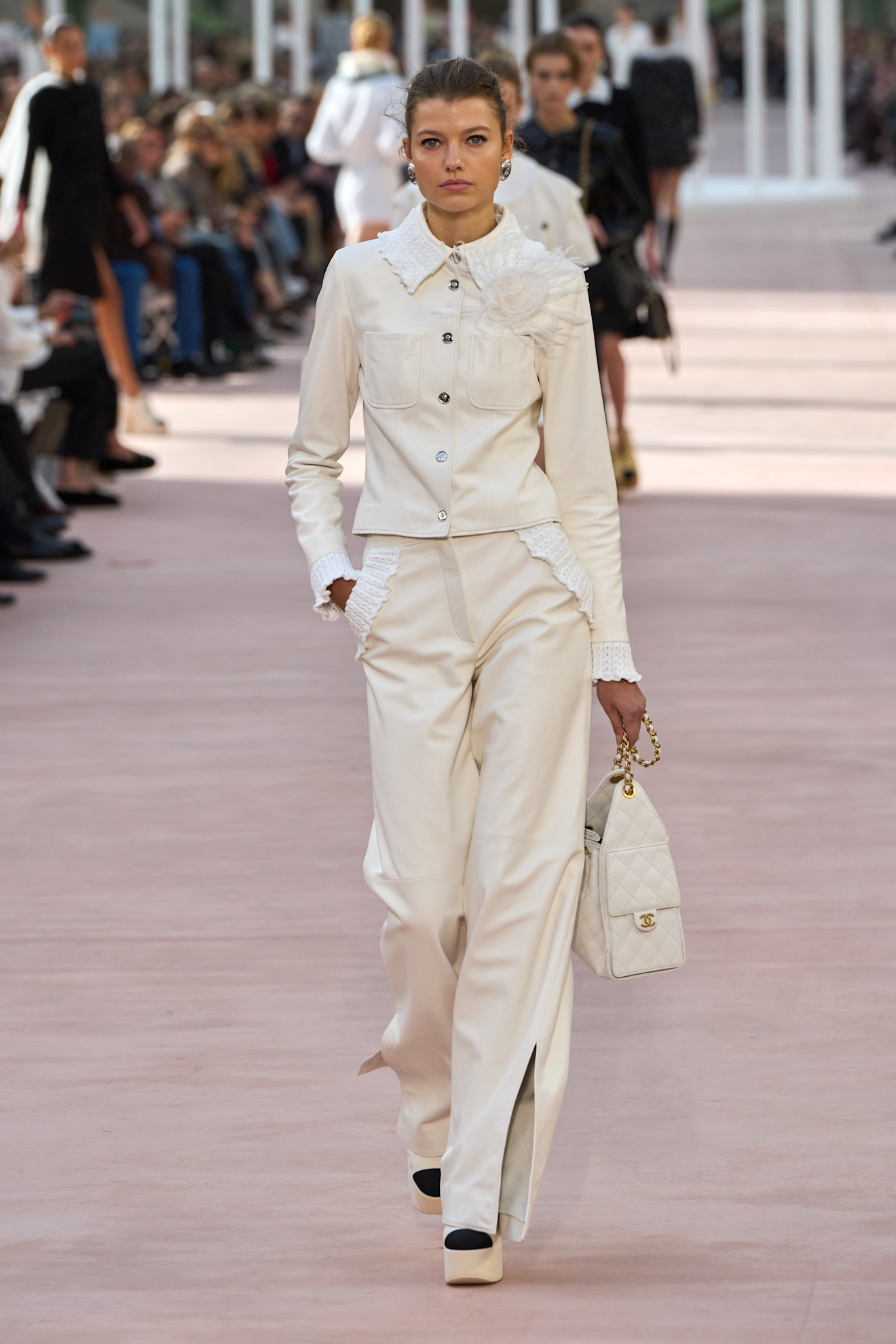 Chanel إطلالة كلاسيكية باللون العاجي من