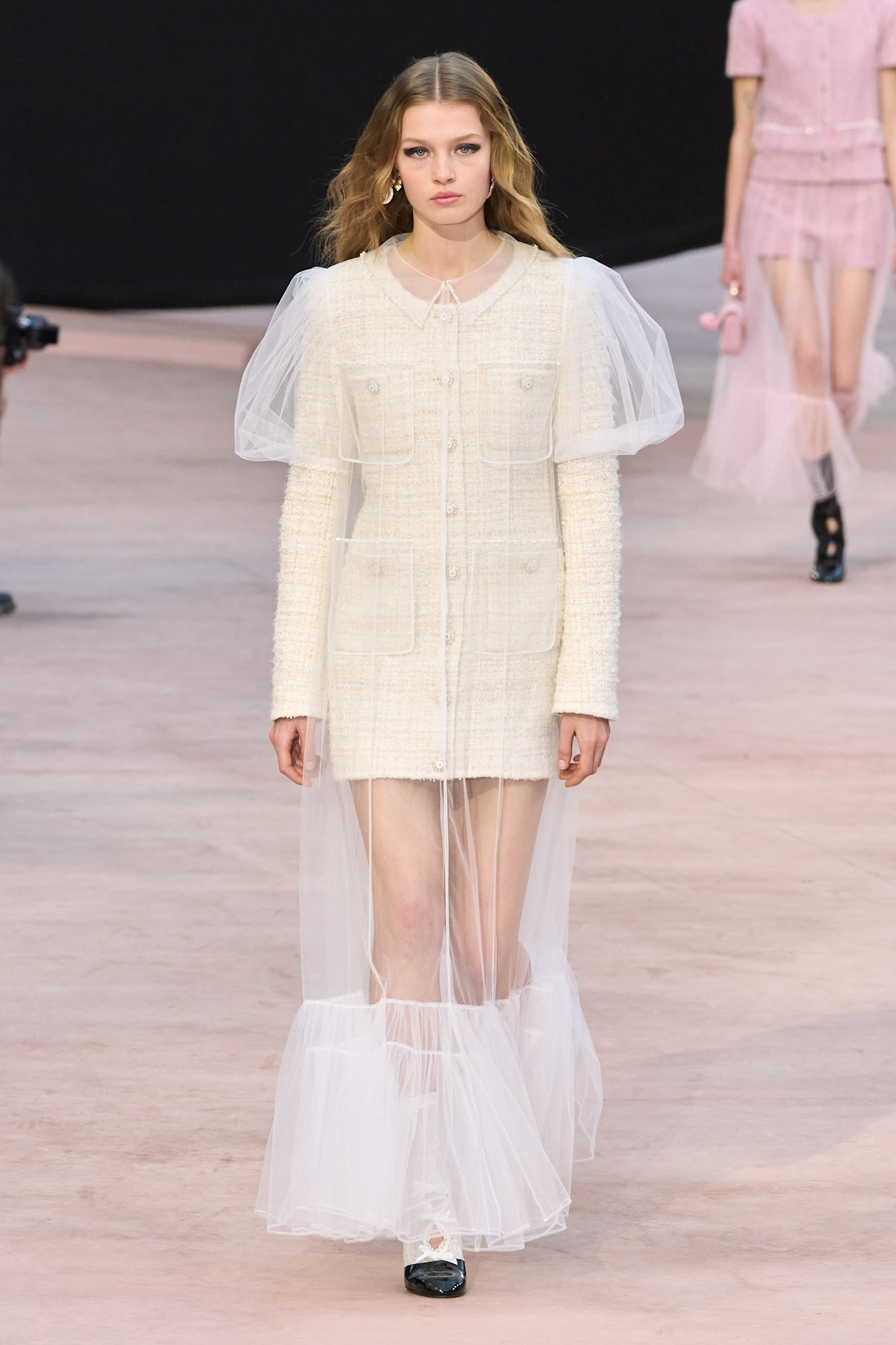 Chanel اختيار اللون البيج مع الأبيض من
