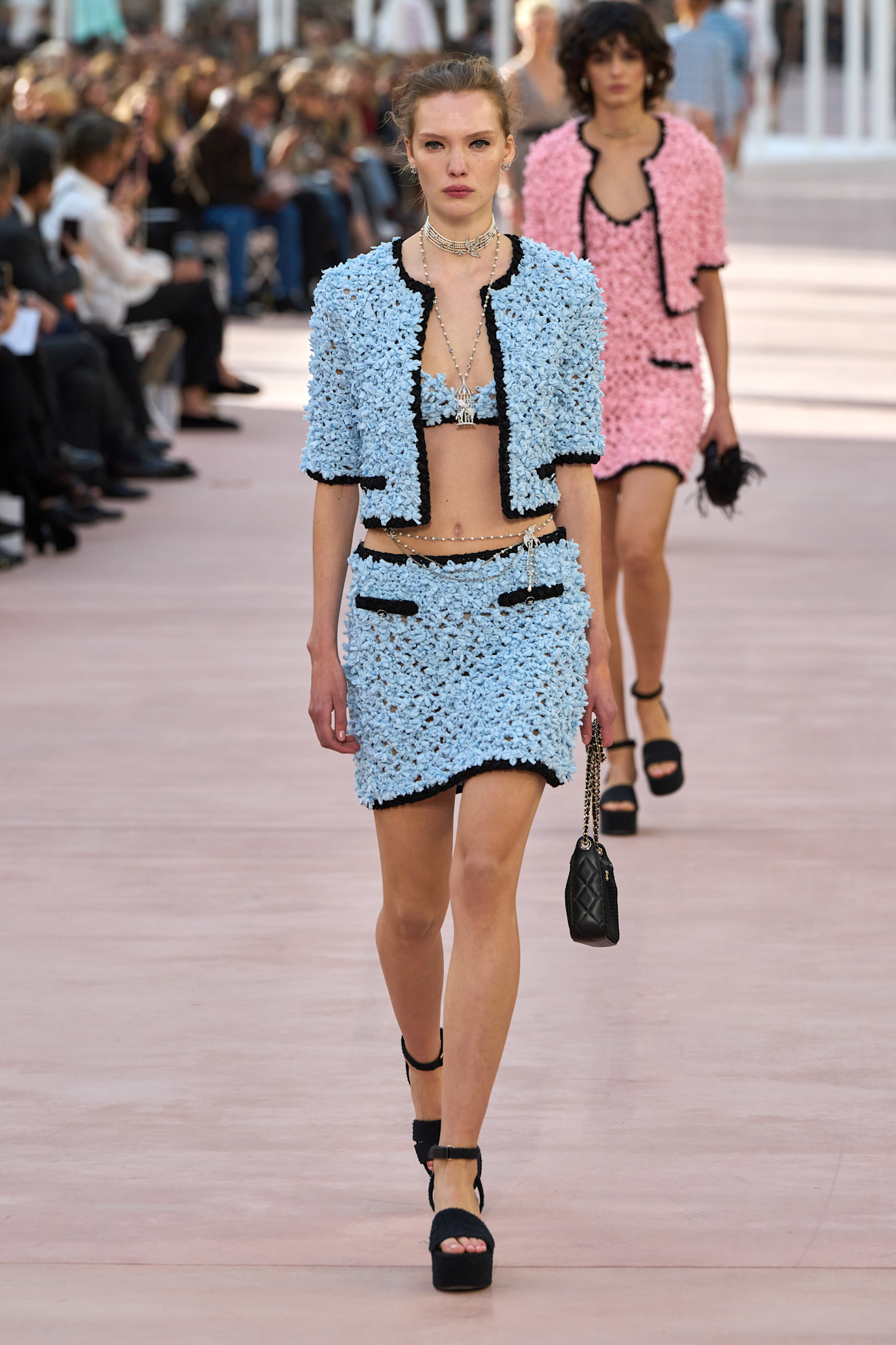 Chanel الجاكيت الكروب بألوان زاهية من
