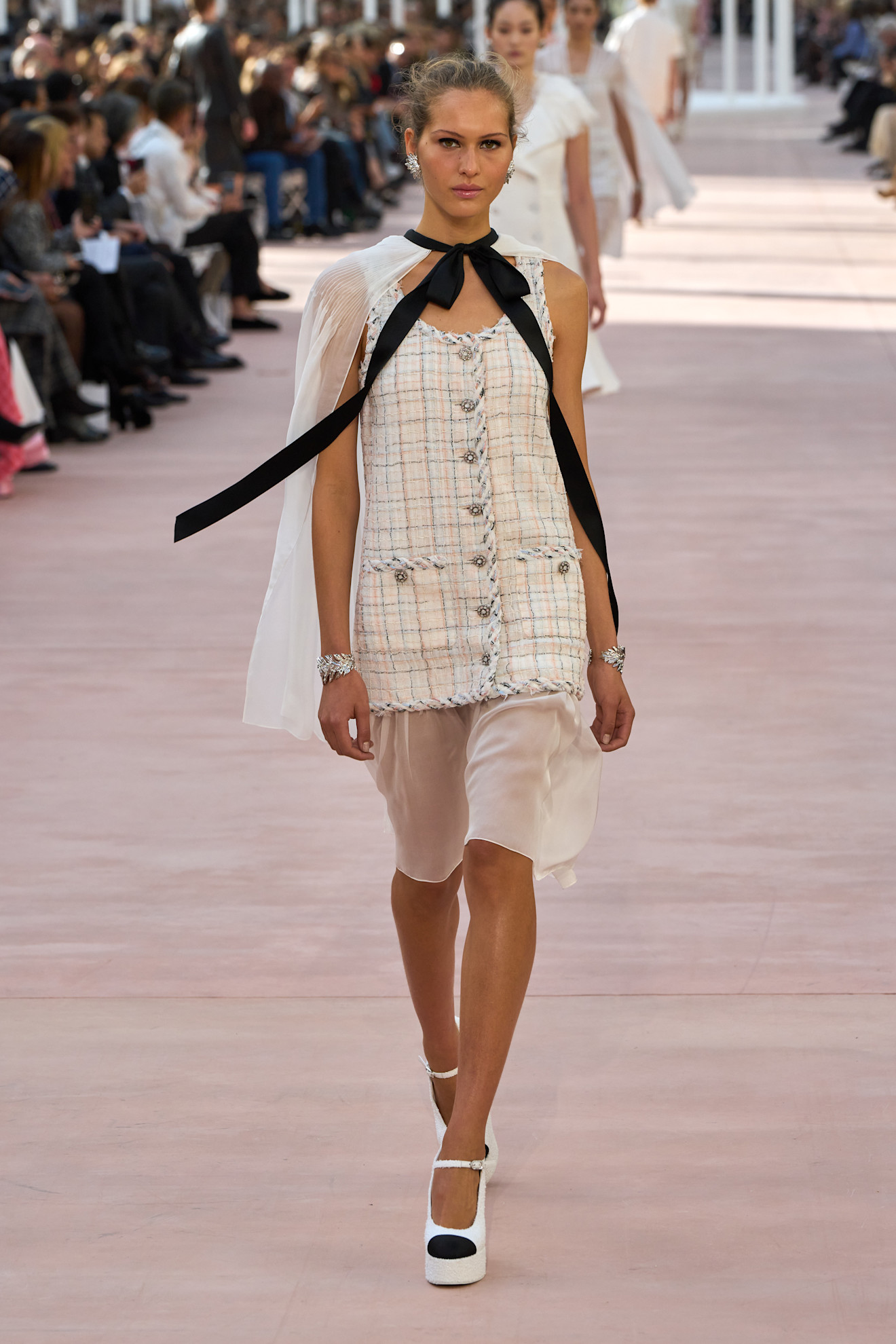 Chanel الفيونكة السوداء أضيفت إلى الفساتين من تصميم