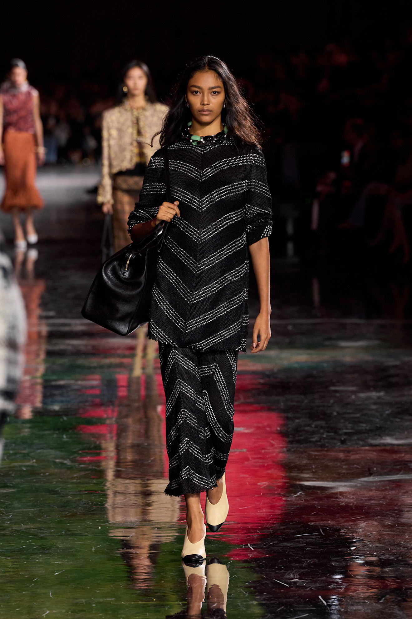 Chanel بساطة وكلاسيكية الملابس المخططة من