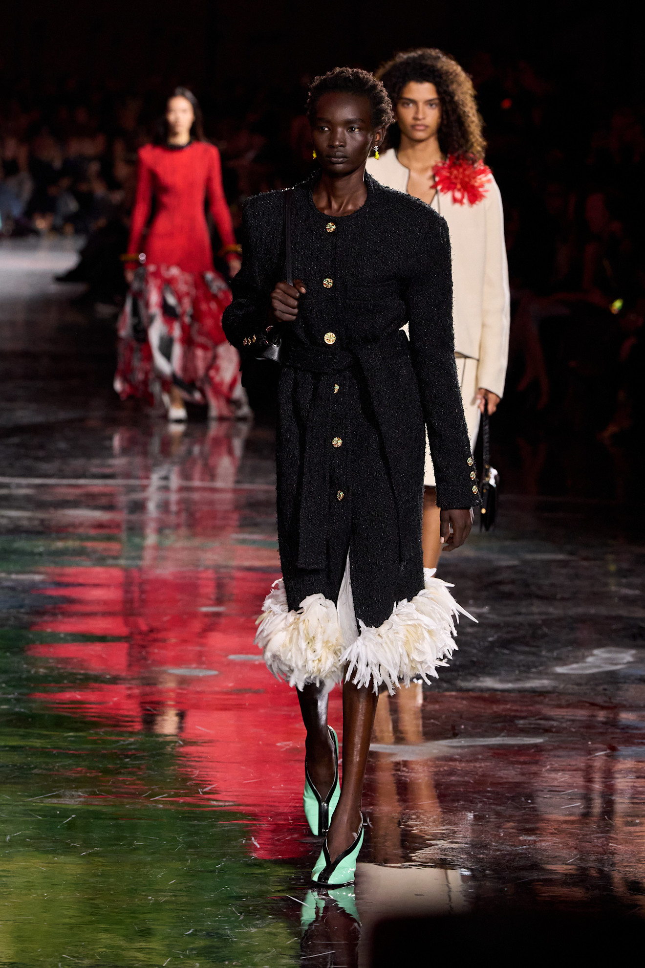 Chanel تصاميم فخمة يدخل فيها الريش من