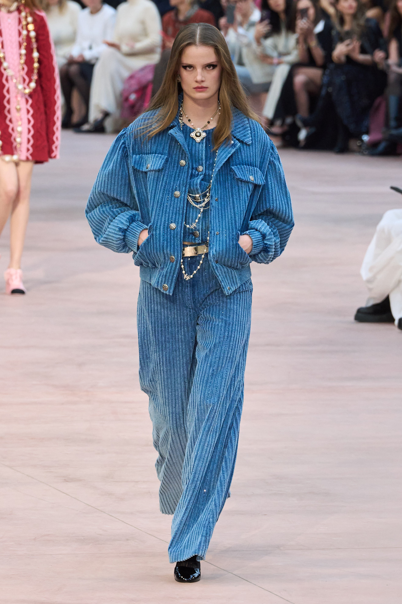 Chanel تصميم الطقم الجينز من دار