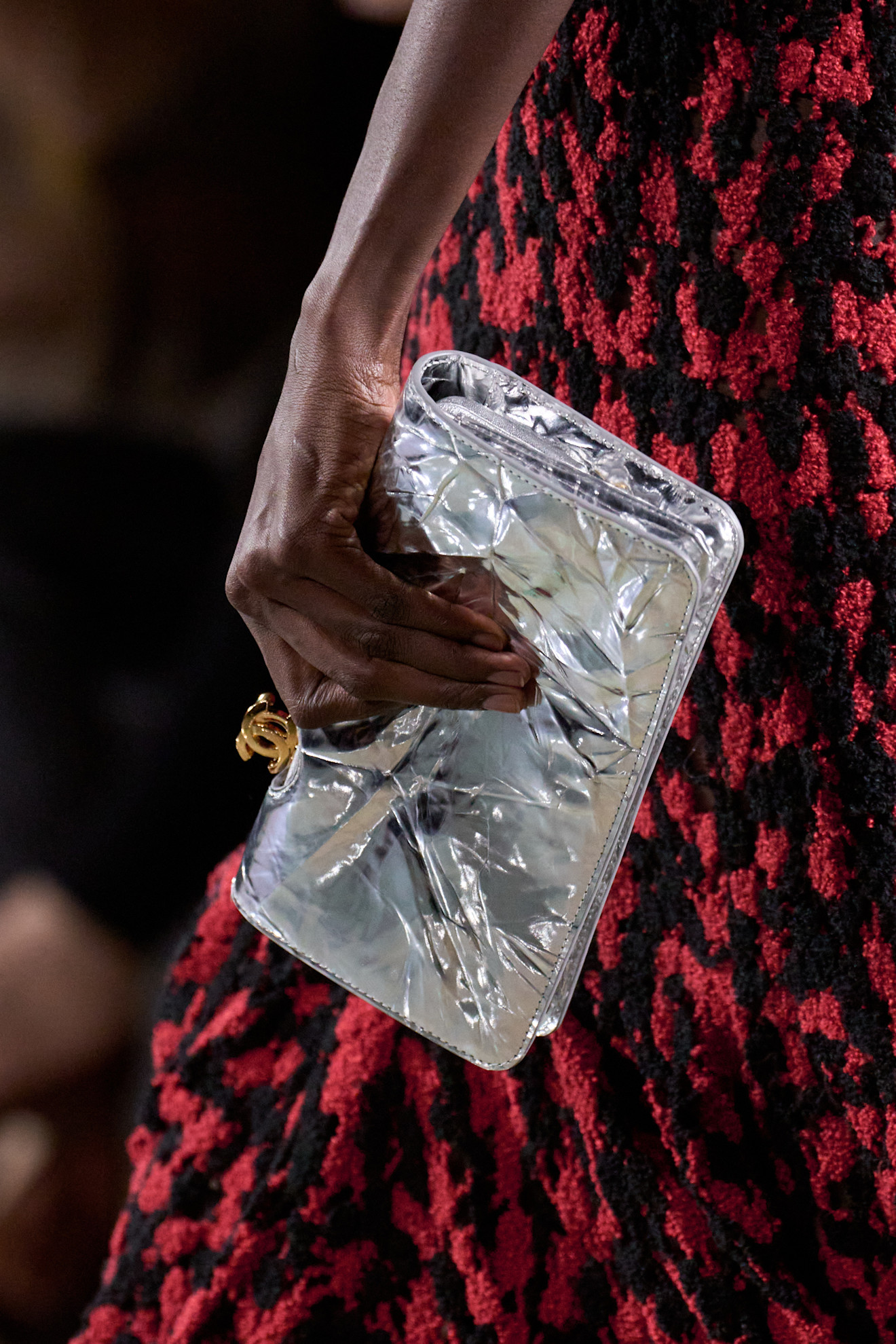 Chanel حقيبة باللون الفضي من