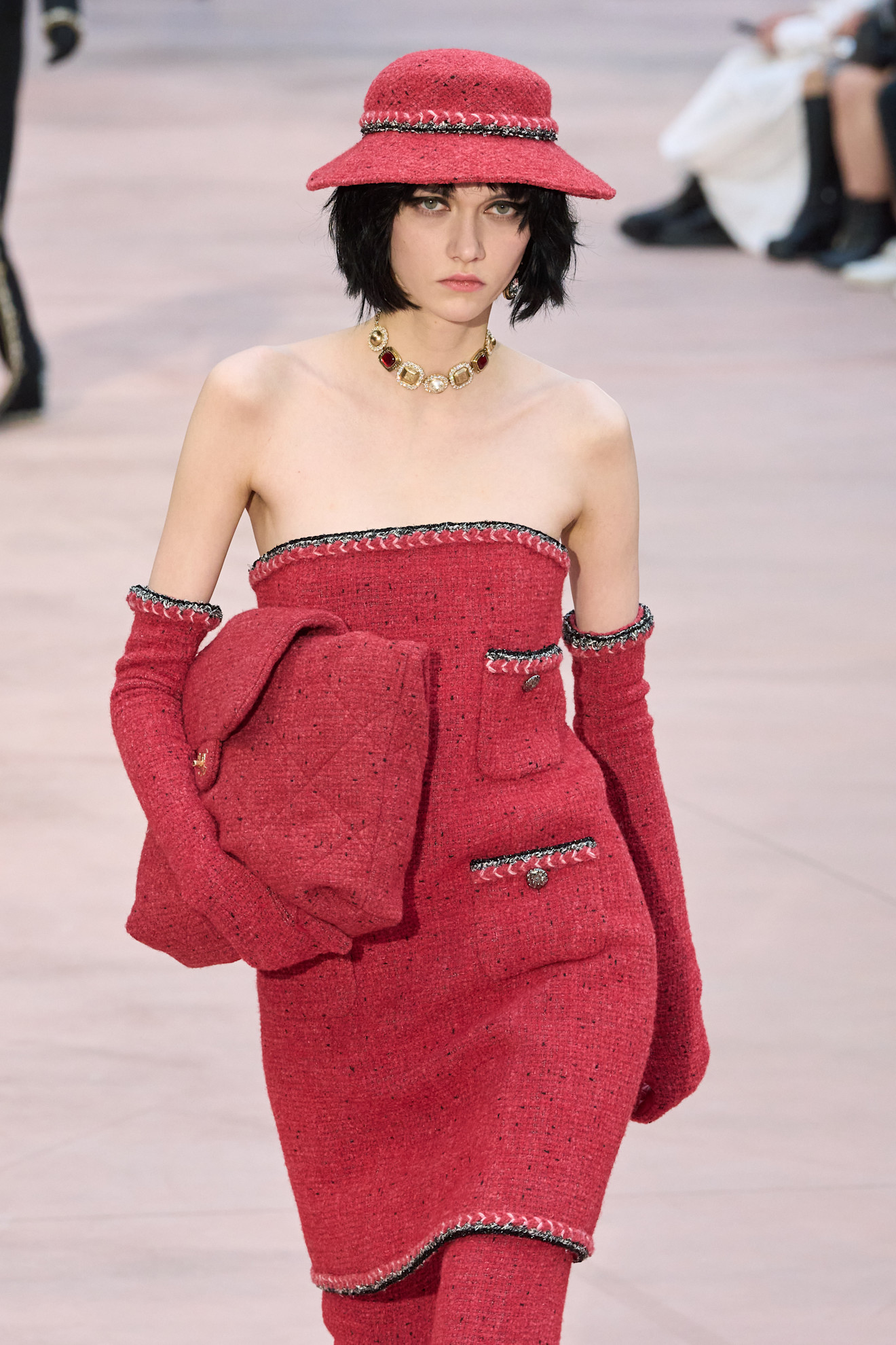 نوّعي في الأقمشة عند اختيار قفازاتك واختاري التويد مثلا بأسلوبChanel العريق