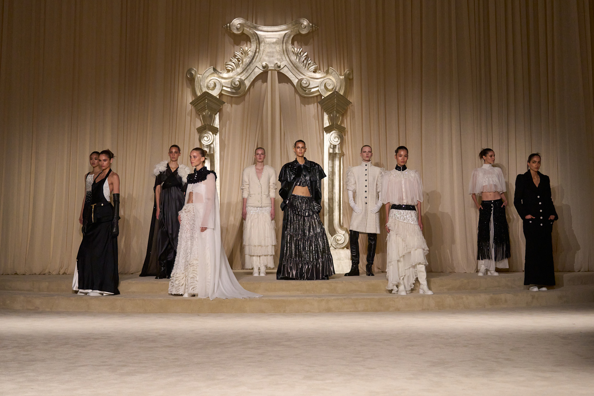 من عرض Chanel للأزياء الراقية لموسم خريف 2025