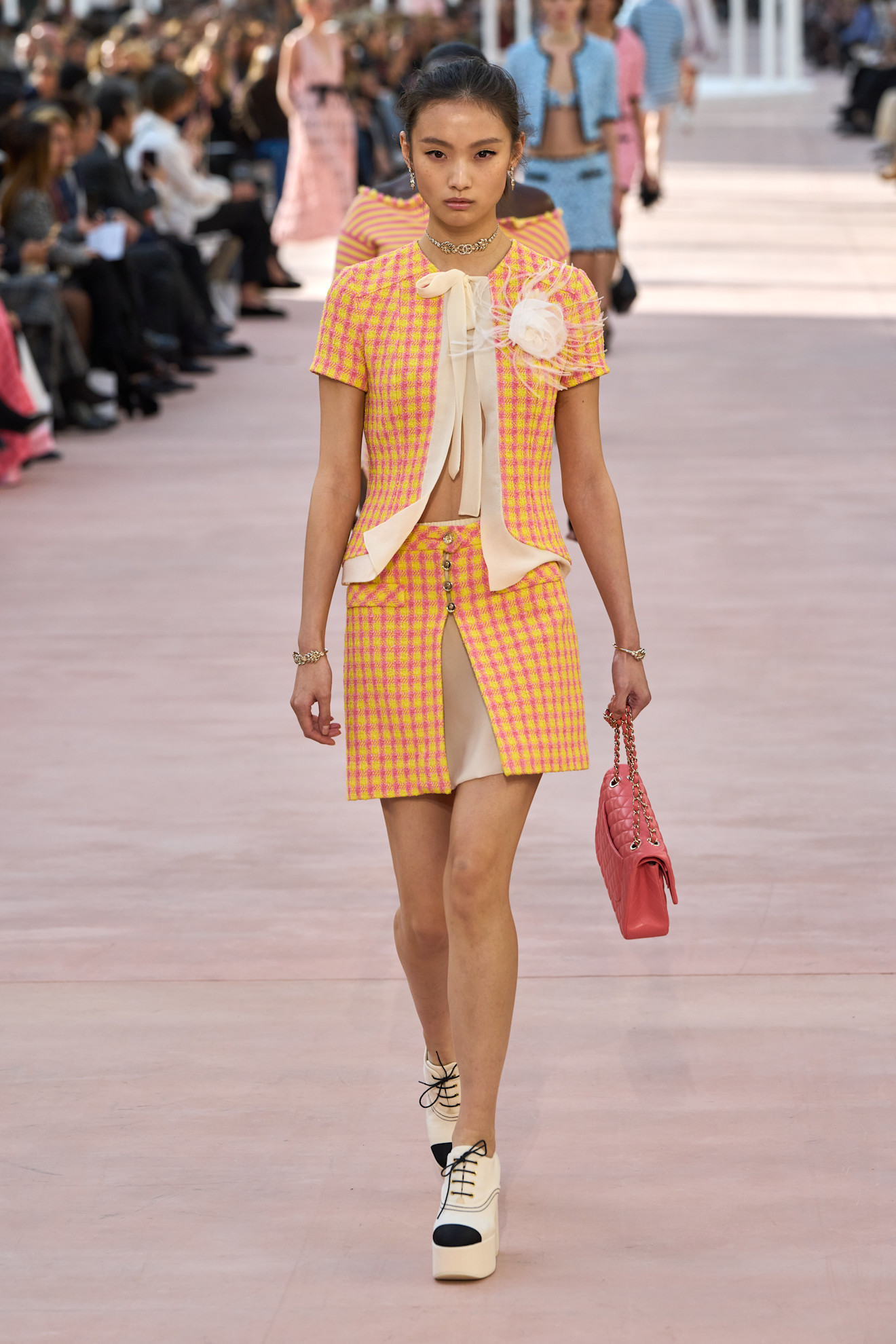 البيج في إطلالات صيف 2025 بأسلوب CHANEL