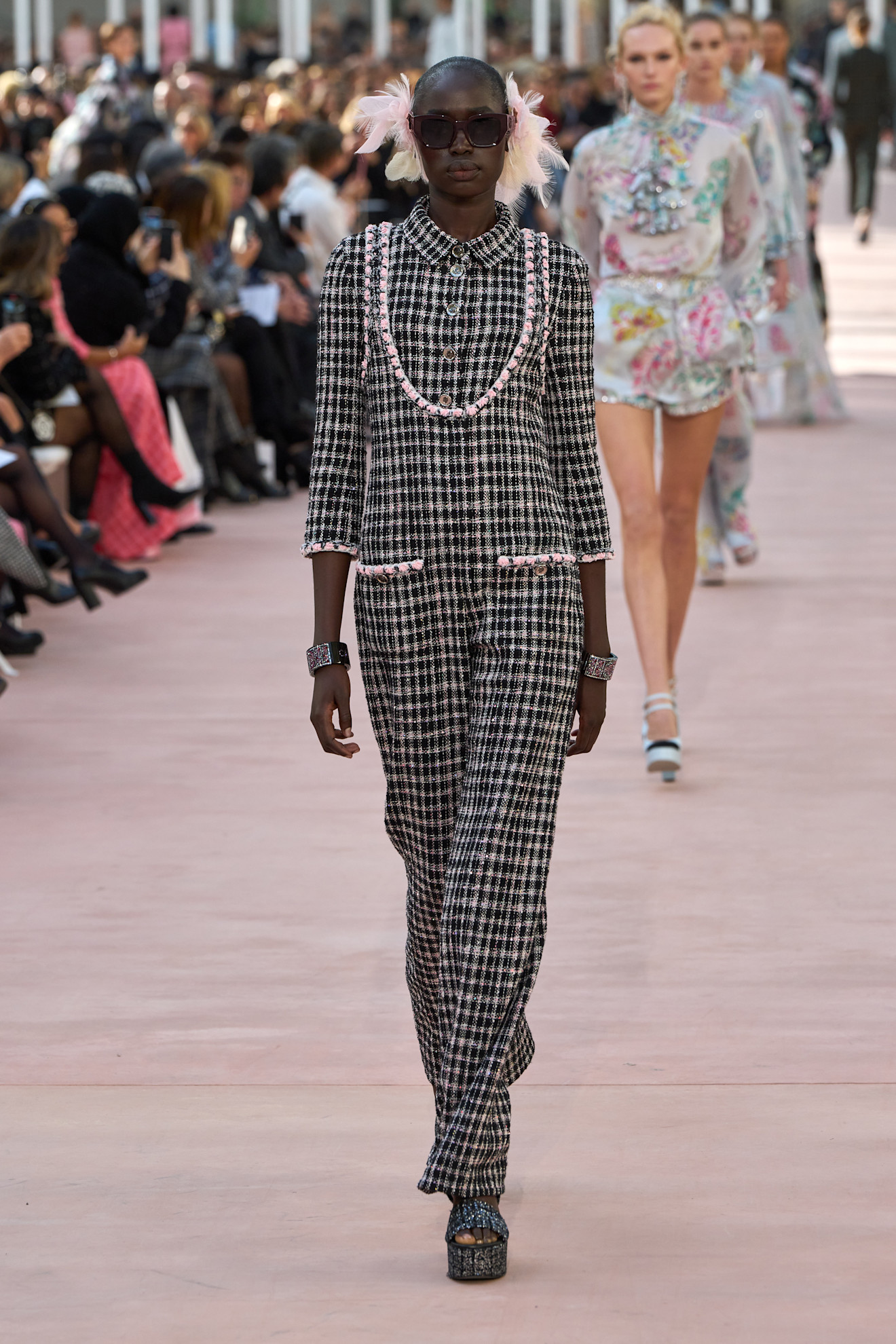 الجمبسوت صيحة صيف 2025 بأسلوب CHANEL