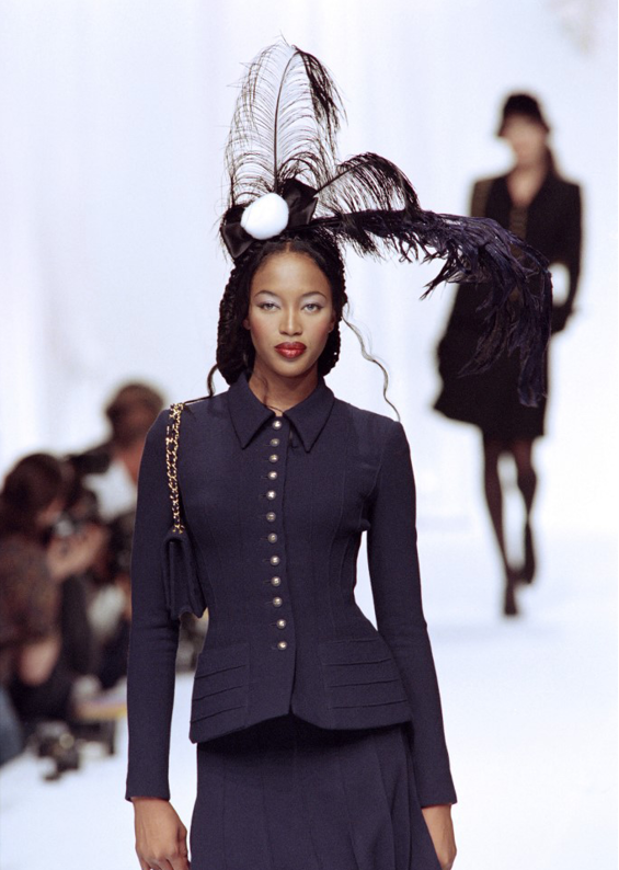 "نعومي كامبل" Naomi Campbell في عرض أزياء "شانيل" 1994 CHANEL