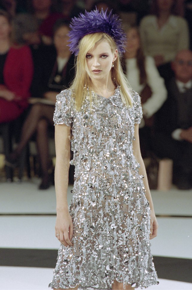 "كيت موس" Kate Moss  في عرض أزياء "شانيل" CHANEL 1996