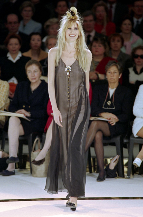 "كلوديا" Claudia Schiffer  في عرض أزياء "شانيل" CHANEL 1996