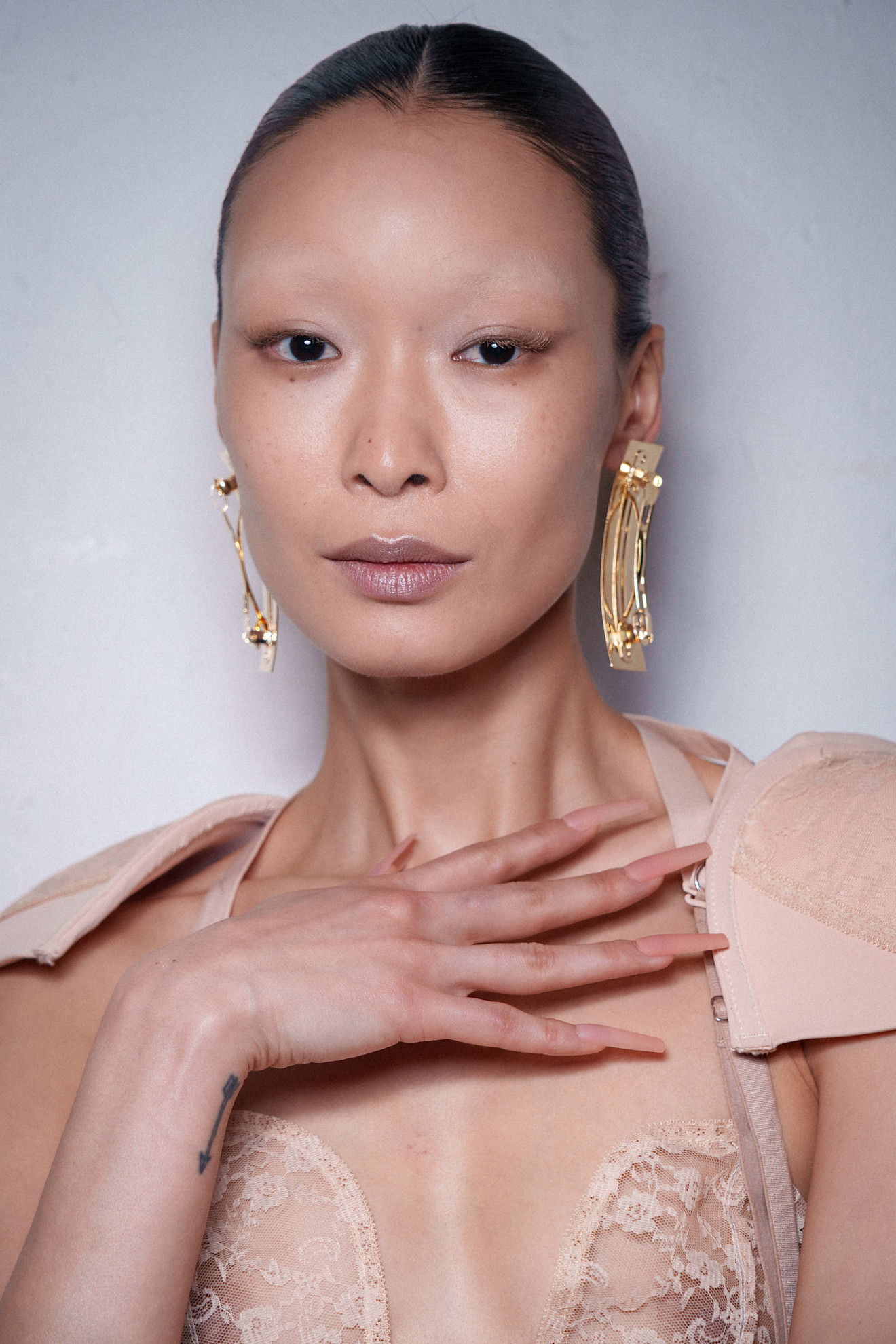 أظافر الـ Whisper Nails الفاتحة