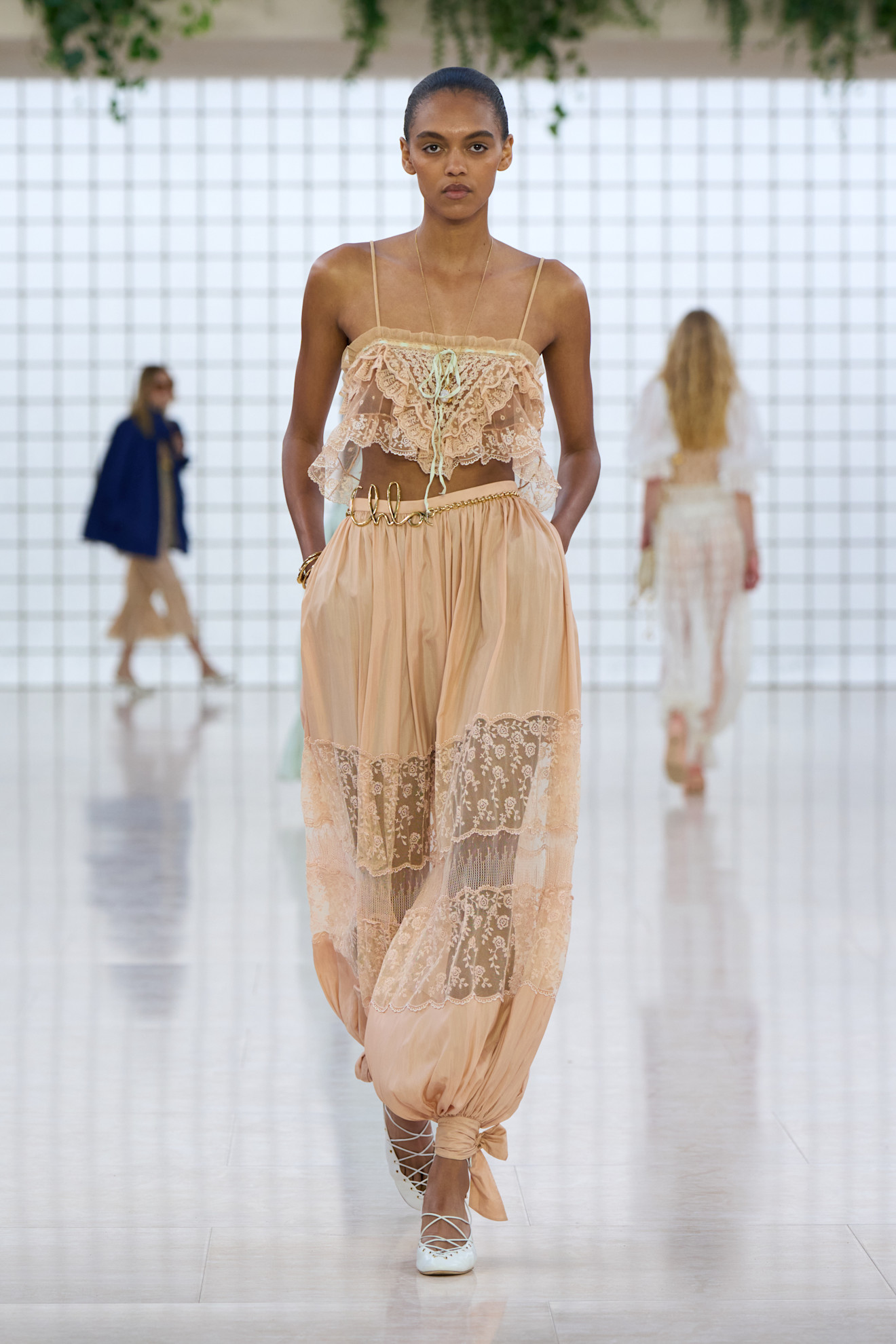 Chloe أربطة للتحكم بتصميم السراويل من