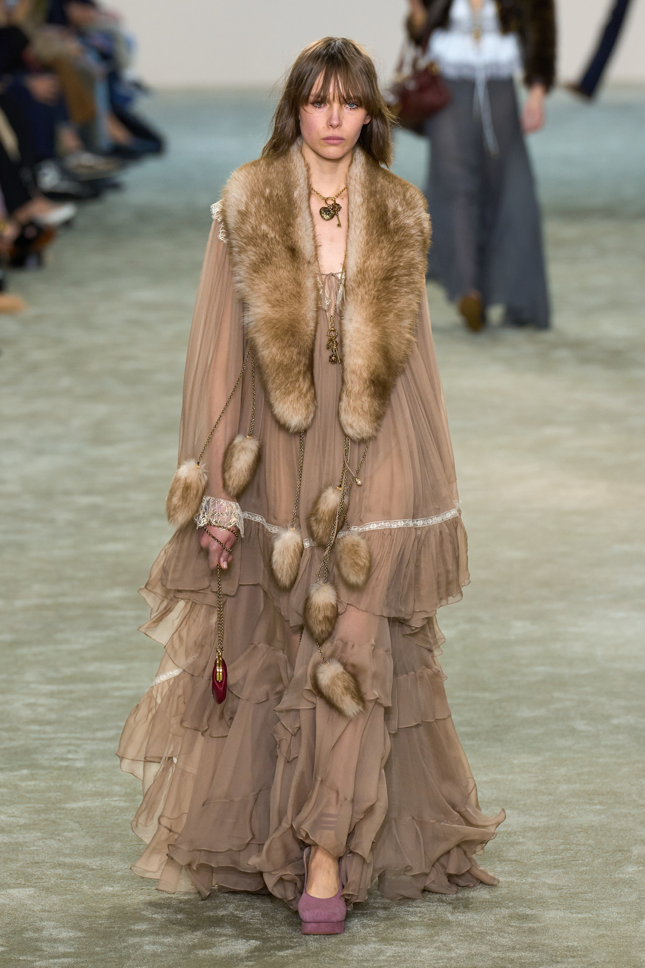 Chloe الكشكش لمسة مميزة على تصاميم خريف 2025