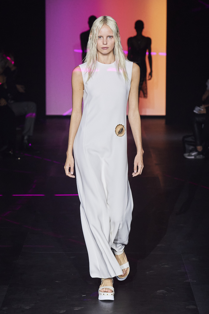 فستان أبيض ماكسي من Chloe مع تفصيل ناعم عند منطقة الورك