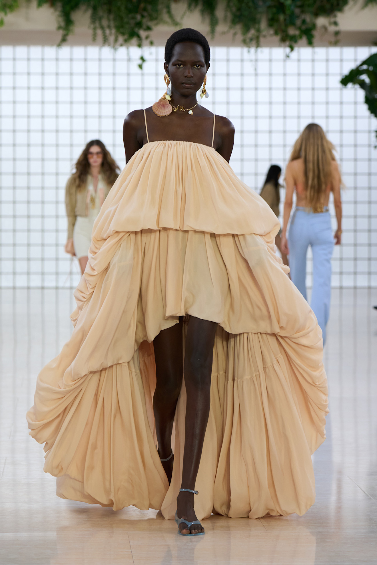 Chloe فستان واسع جداً وتصميم عصري من
