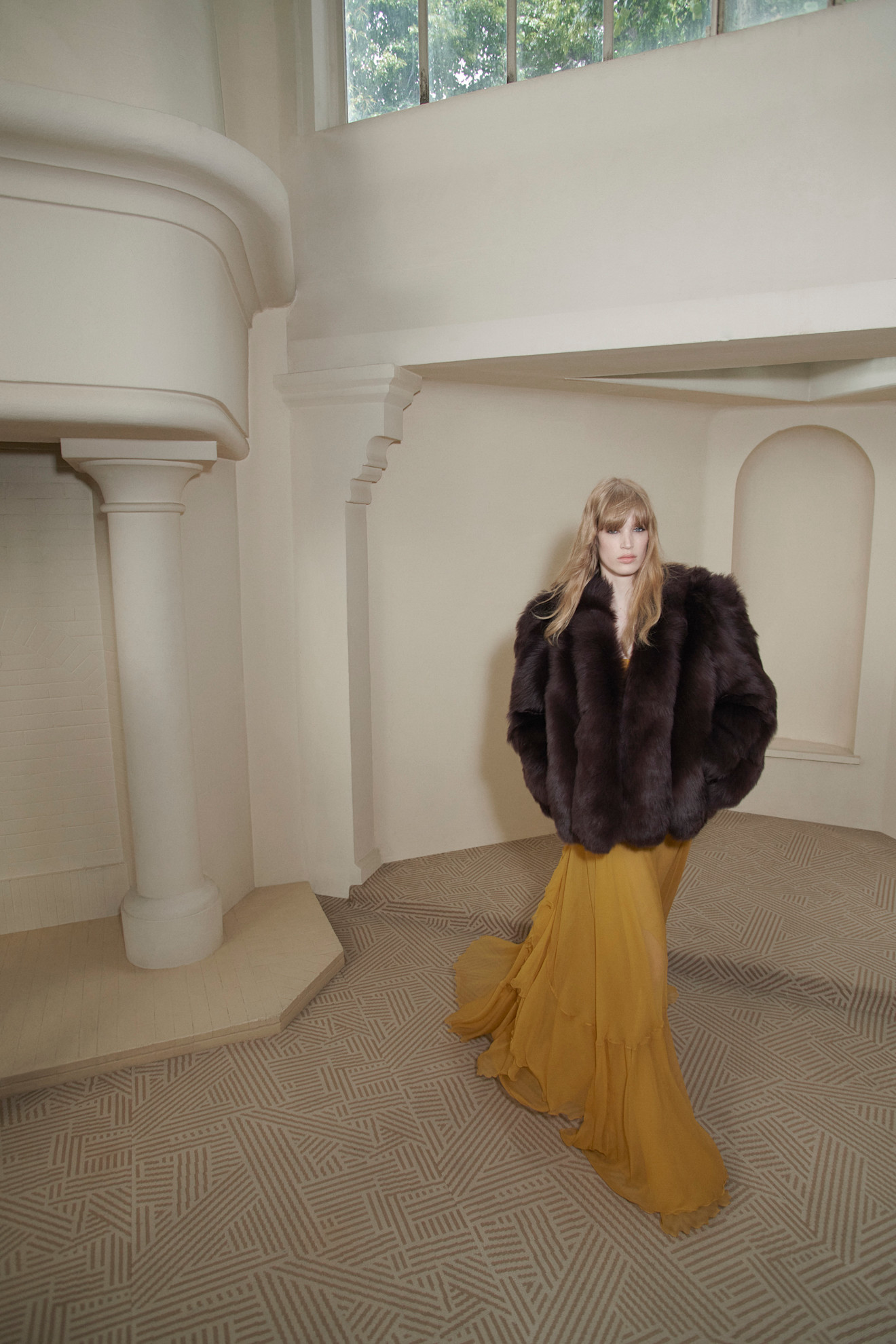 مجموعة ريزورت 2026 من كلوي: كلوي تترجم الفرو الاصطناعي إلى نعومة أنثوية تنسجم مع روح الدار