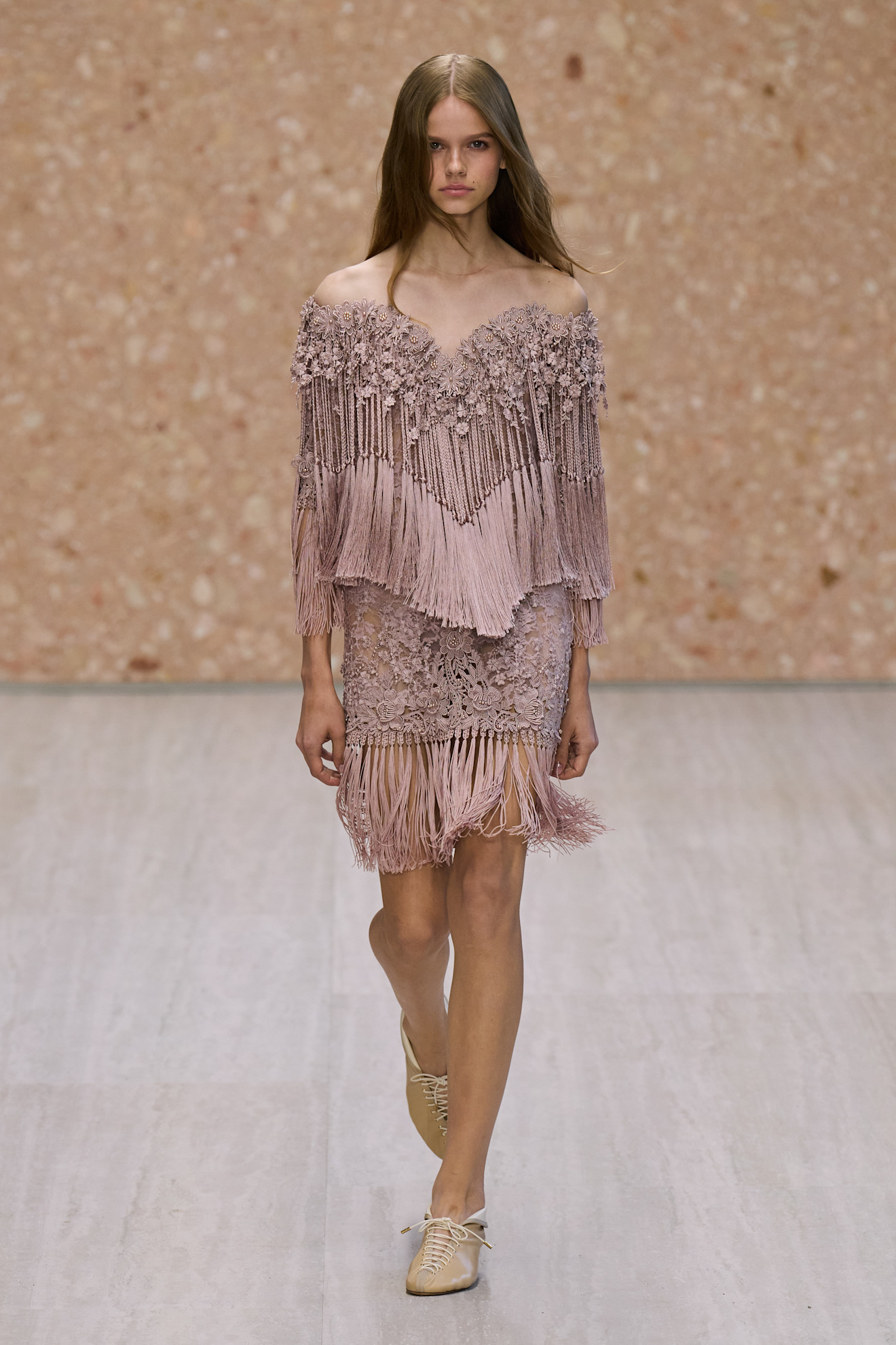 مجموعة دار "كلوي" Chloé لموسم ربيع وصيف 2027 