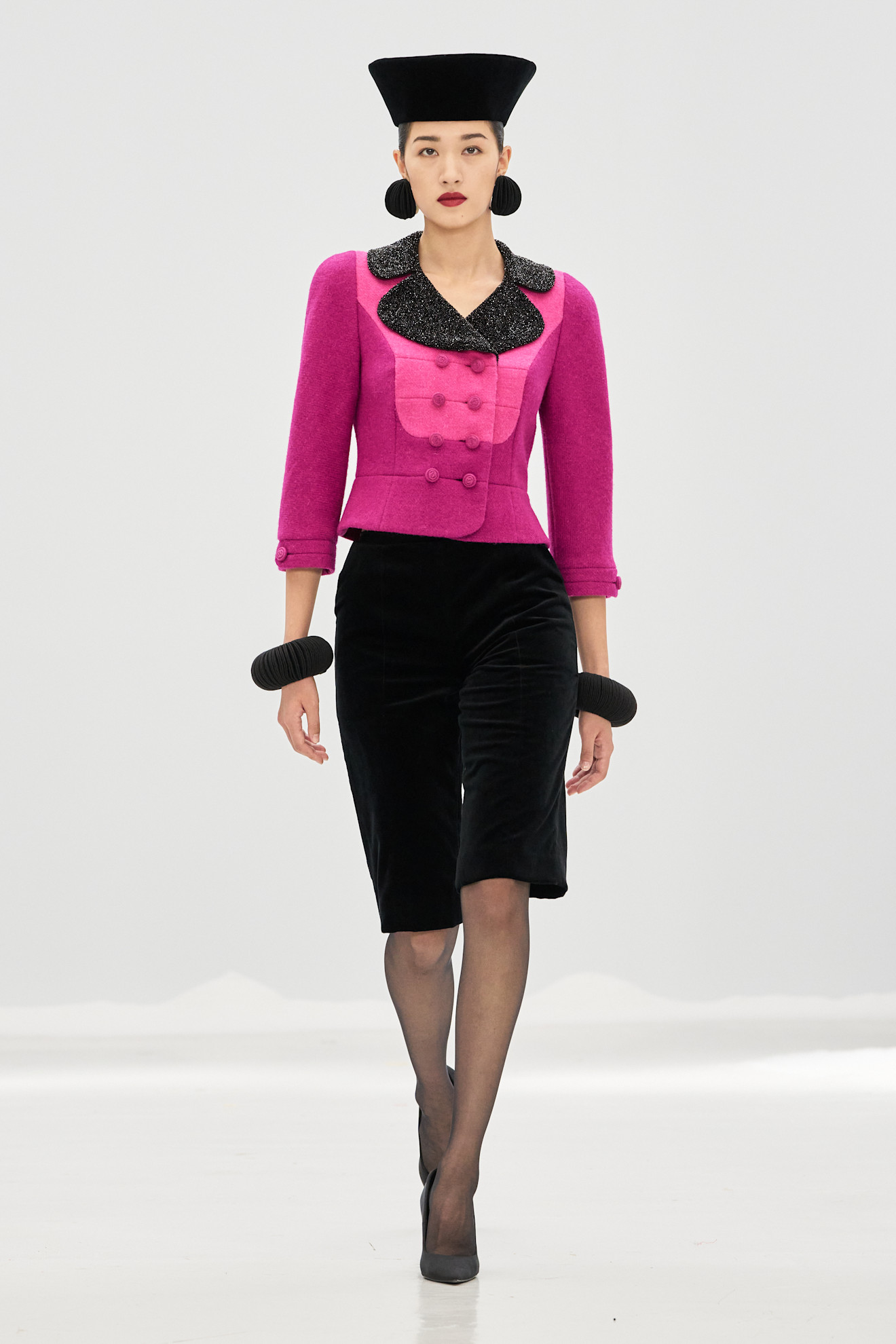 موضة البرمودا المخملي باللون الاسود