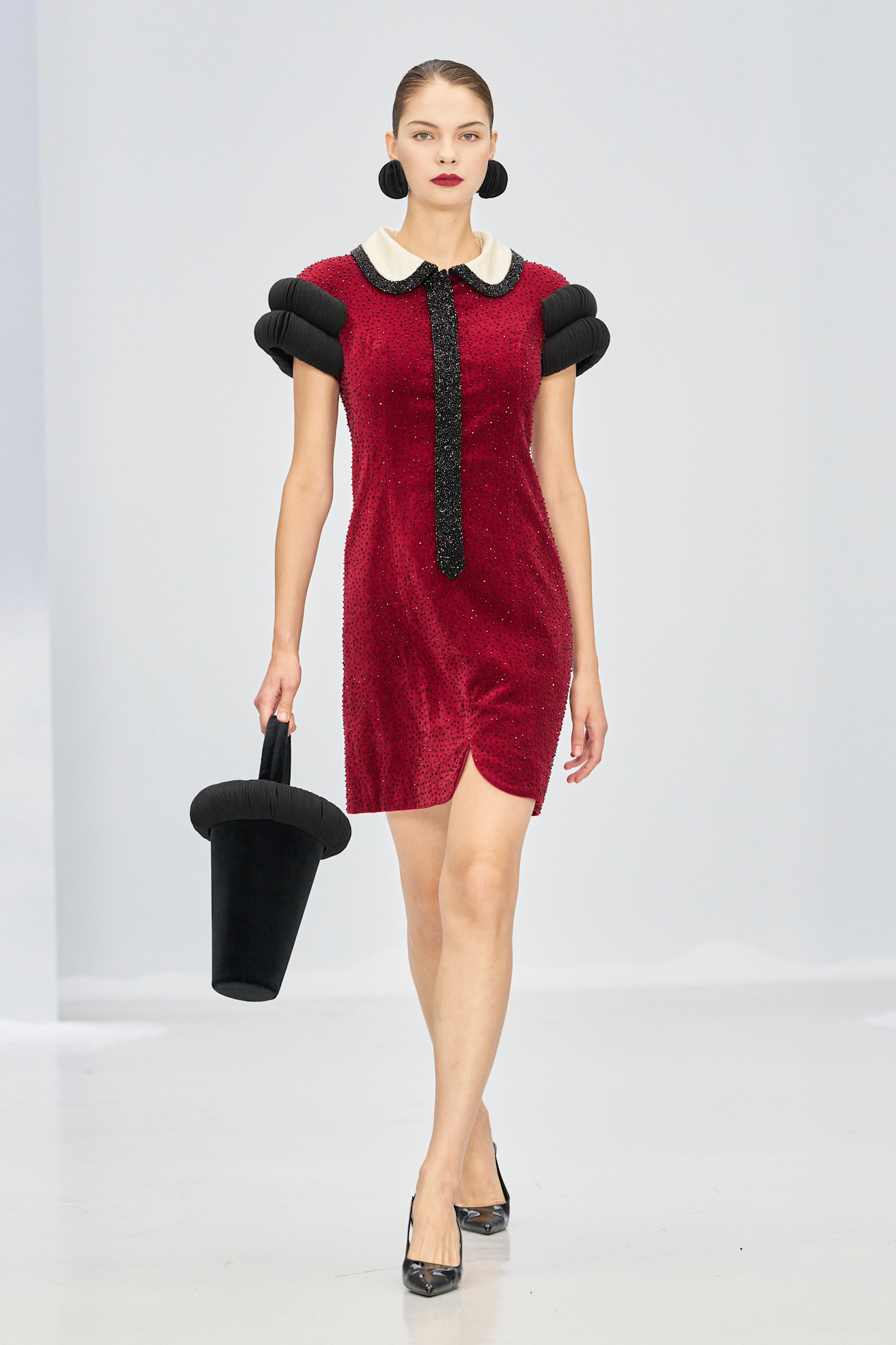 موضة اللون الأحمر ثورة في عالم الموضة لاحتفالات نهاية العام