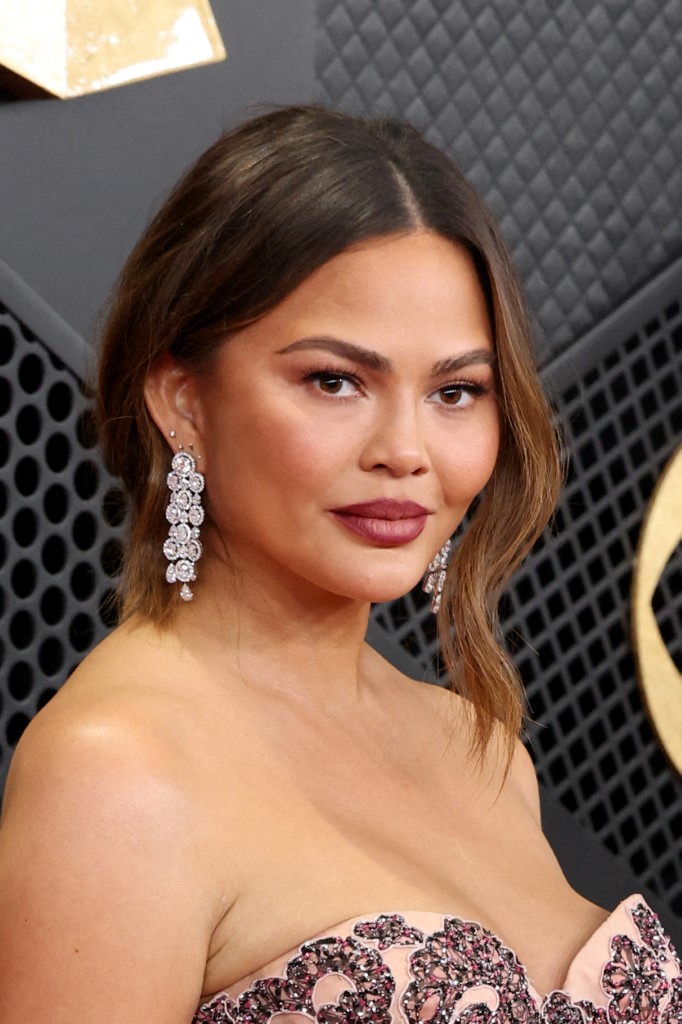 اطلالة Chrissy Teigen بالظلال الزهرية الفاتحة