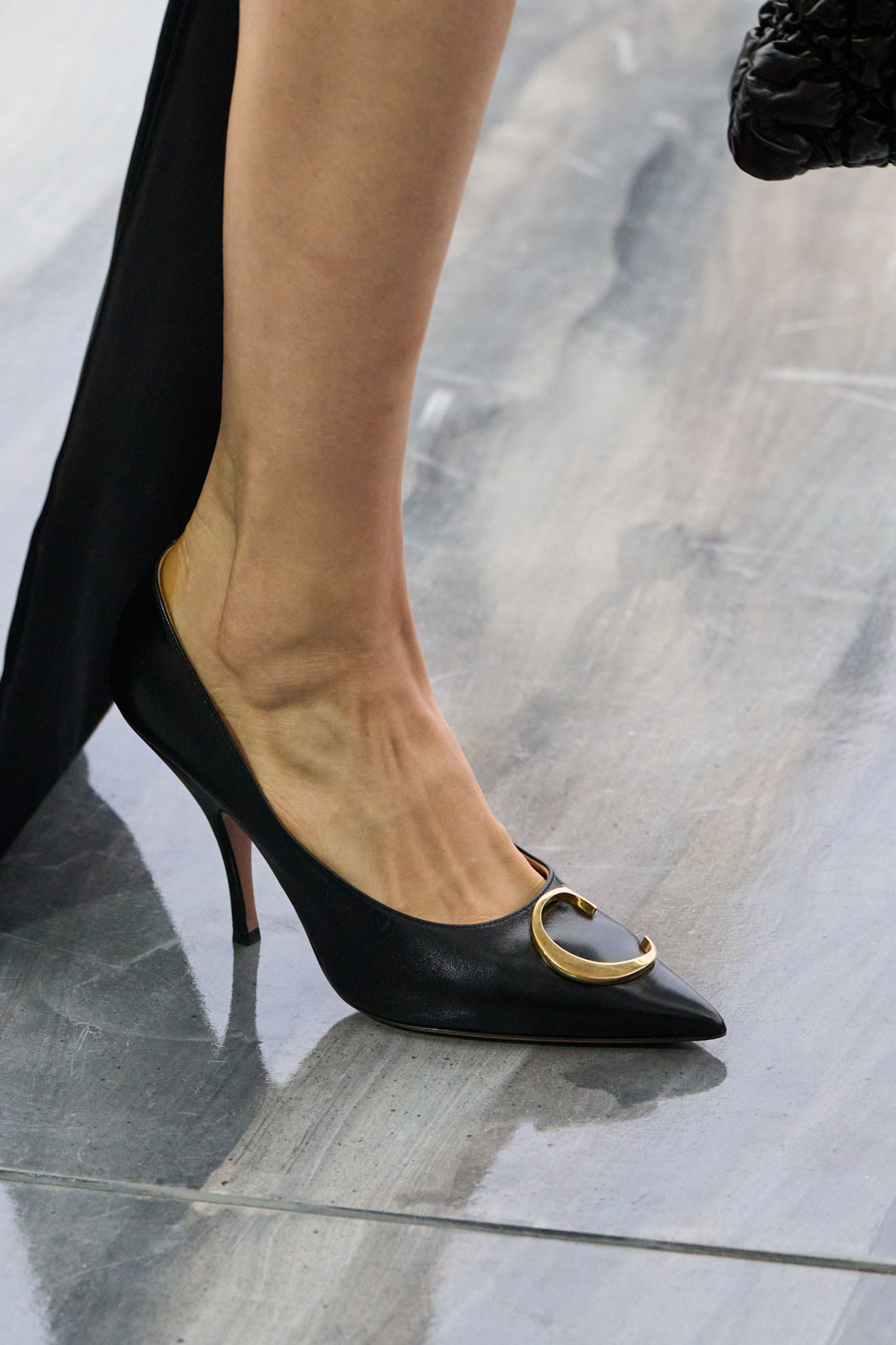 Christian لون كعب أسود وتصميم كلاسكي مع لمسة من اللون الذهبي من