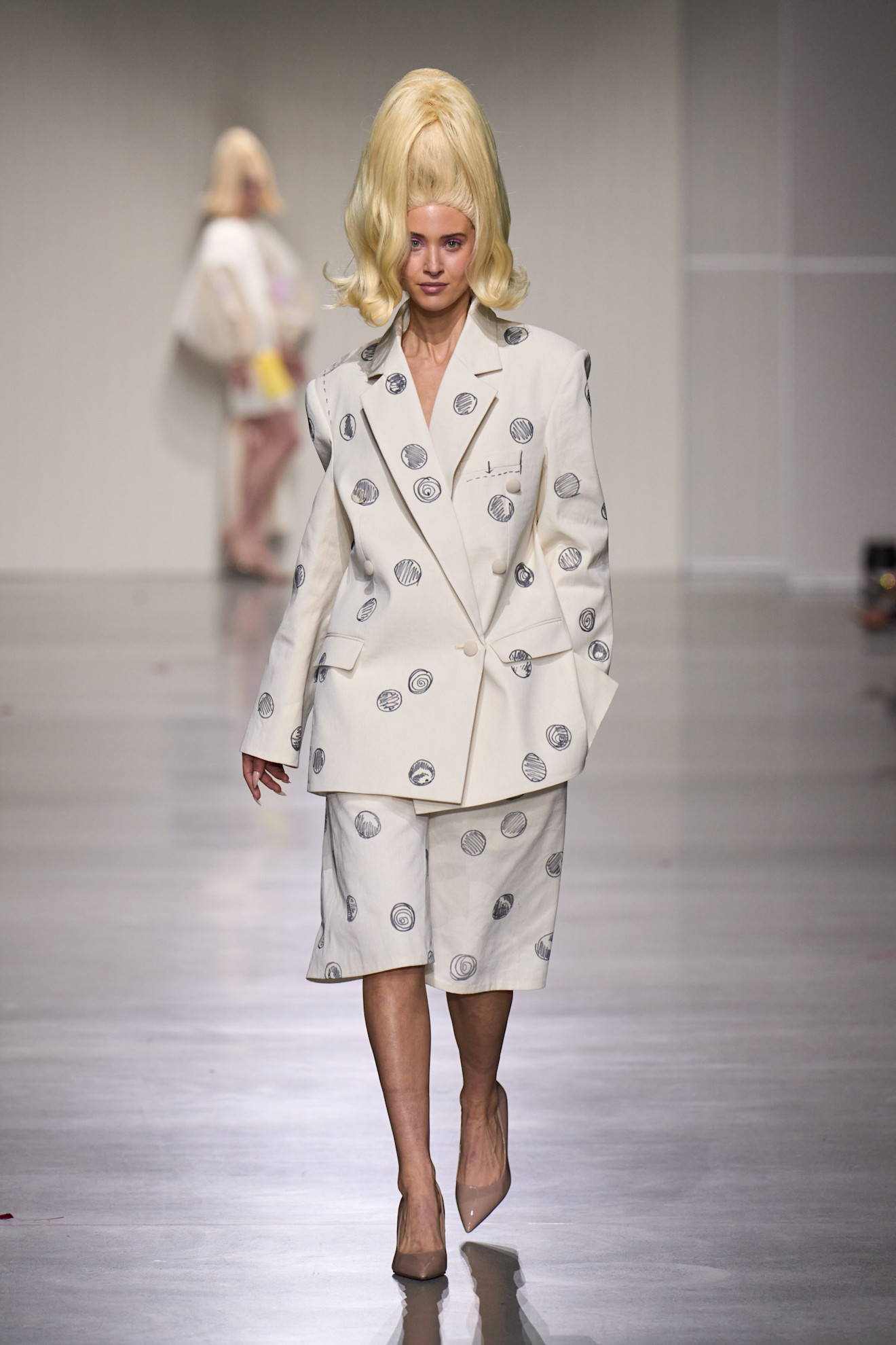 موضة البرمودا المنقطة مع البلايزر الطويلة