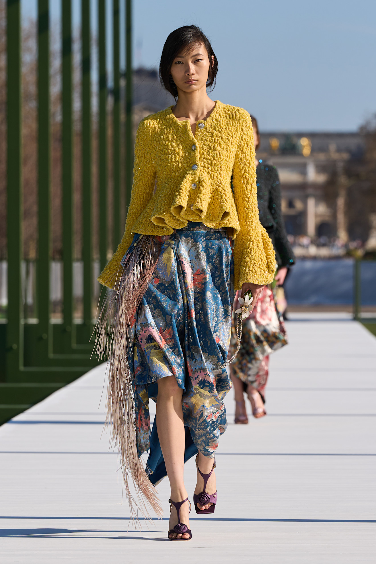 Christian Dior ألوان زاهية في تصميم التنورة المزينة بالورود من