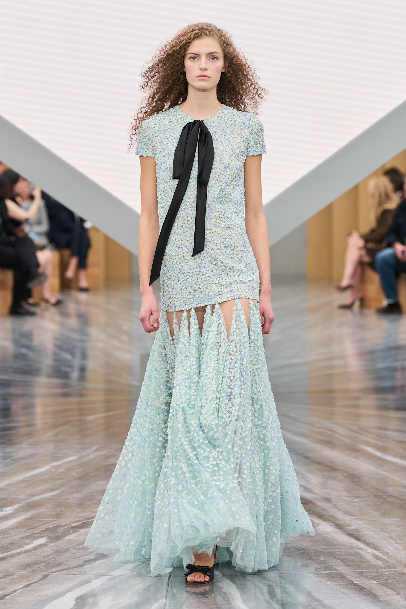Christian Dior ألوان زاهية في فساتين الترتر