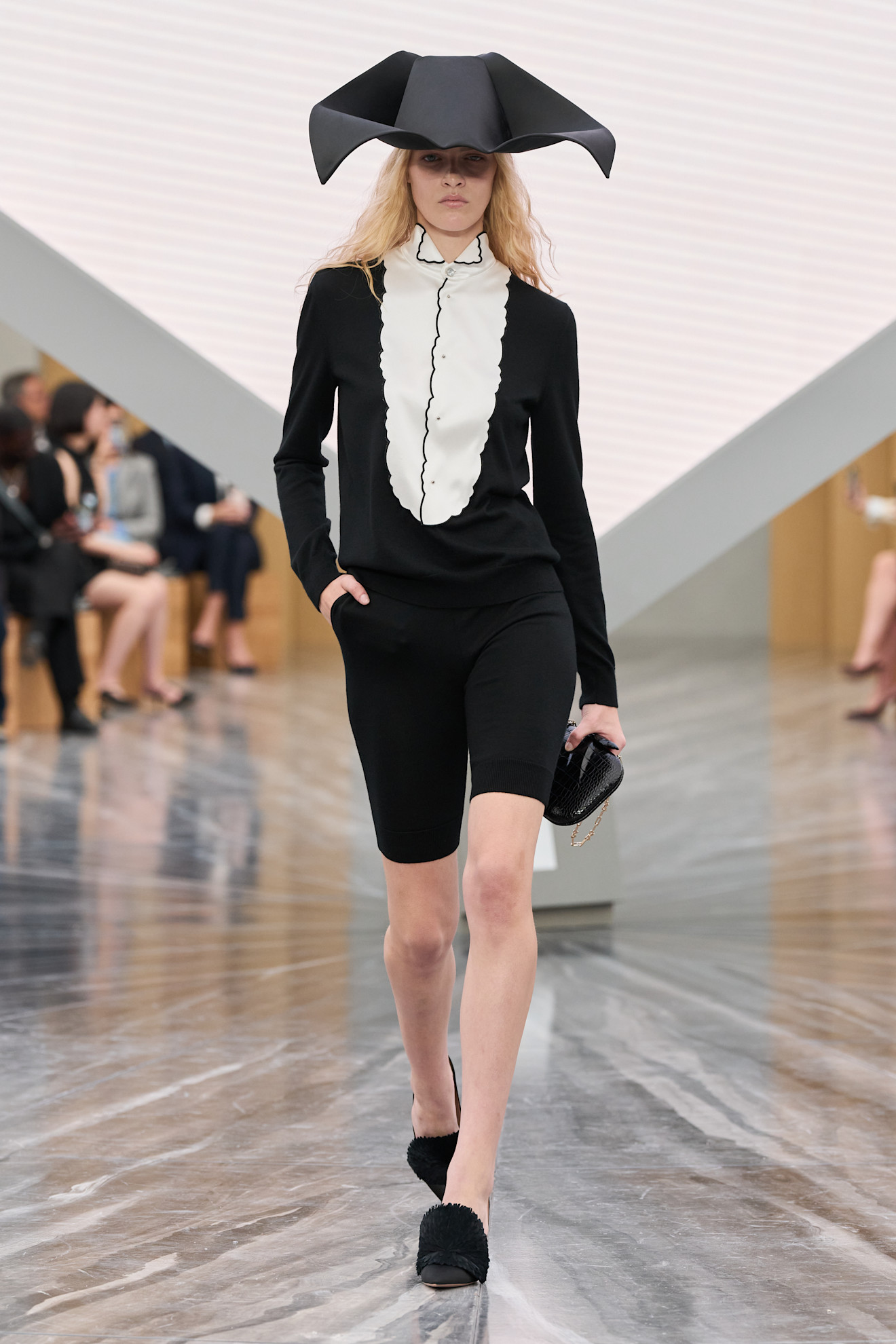 Christian Dior إطلالة السهرات بالبايكر شورت من