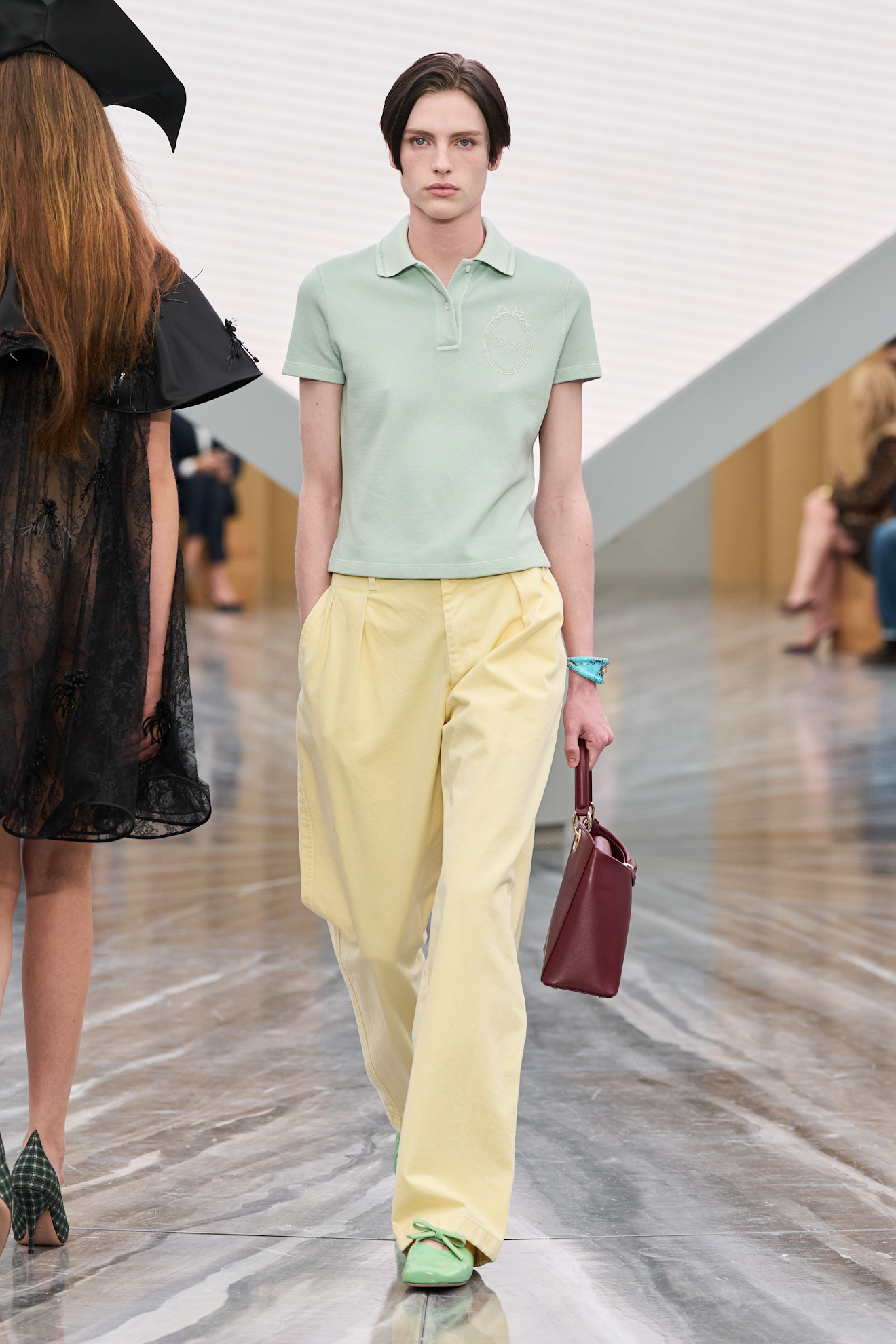 Christian Dior الجبنز الأصفر من