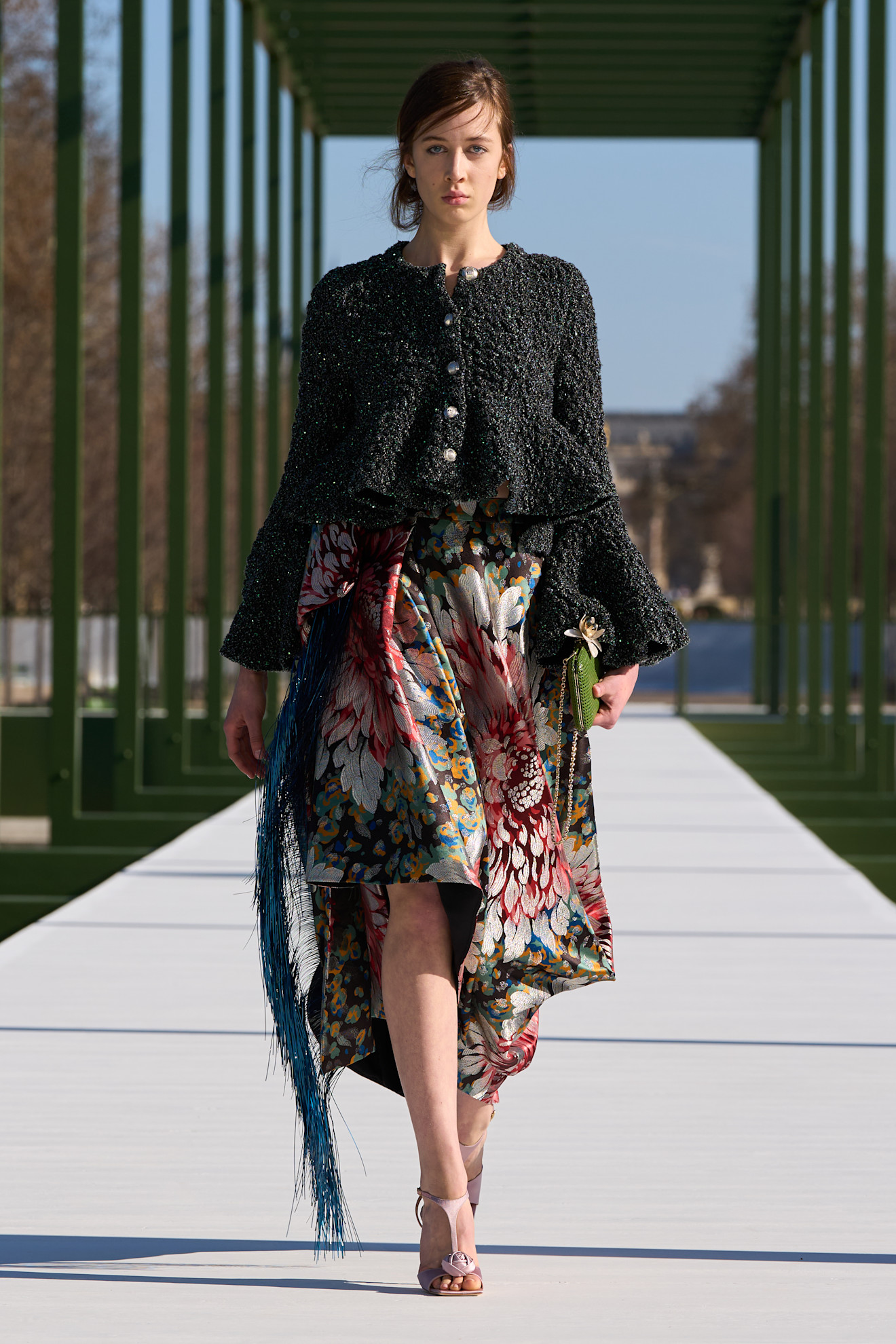 تنورة مزينة بالورود مع البلايزر الأسود من Christian Dior