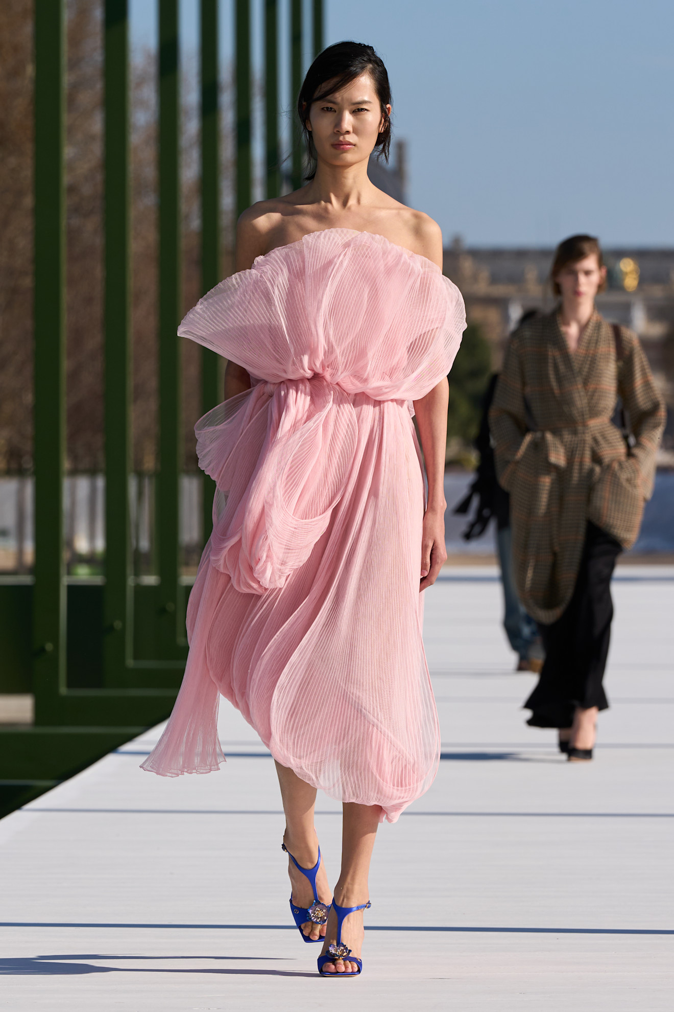فستان أنثوي زهري من Christian Dior