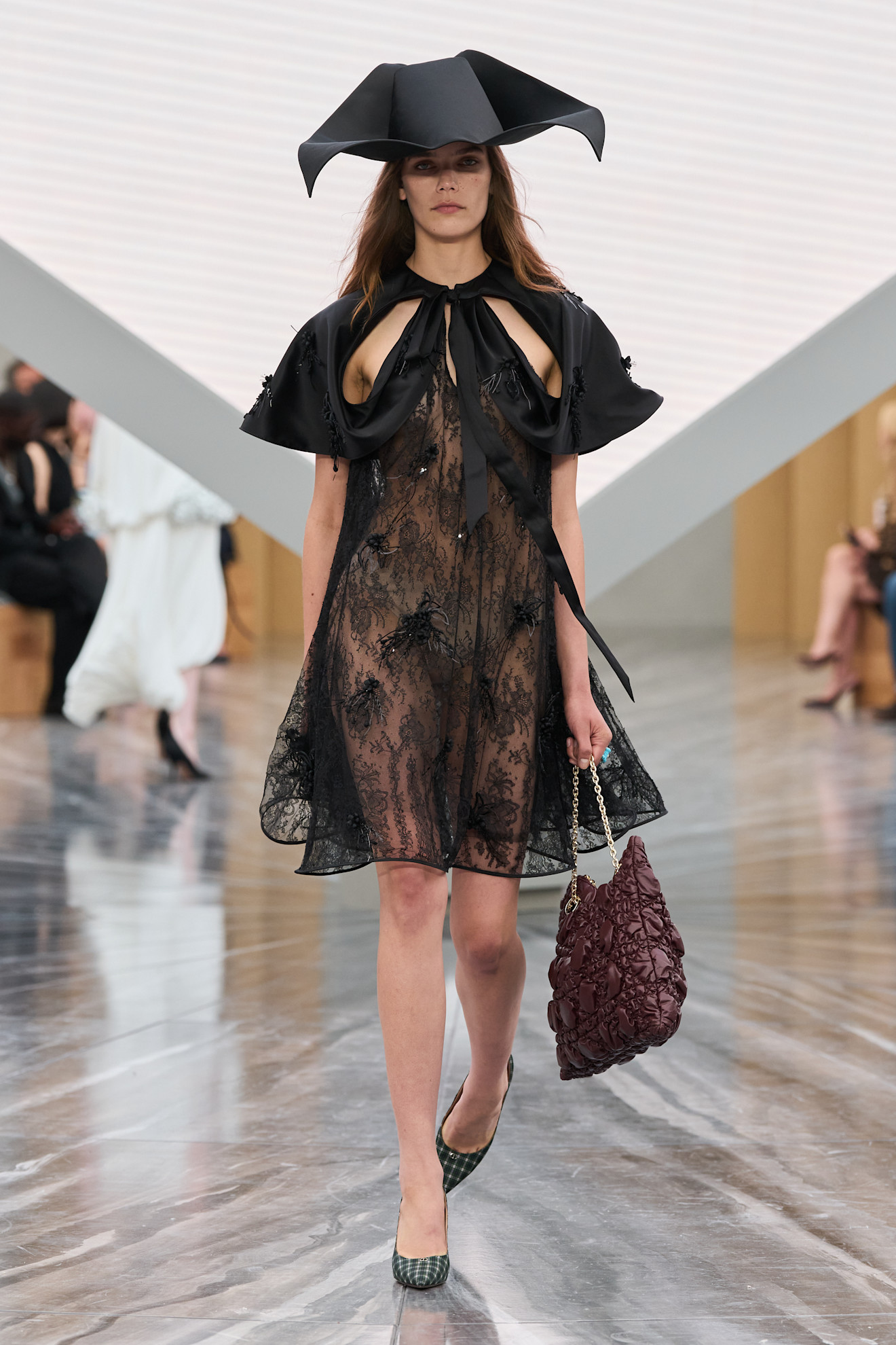 فستان أسود من الدانتيل من ديور