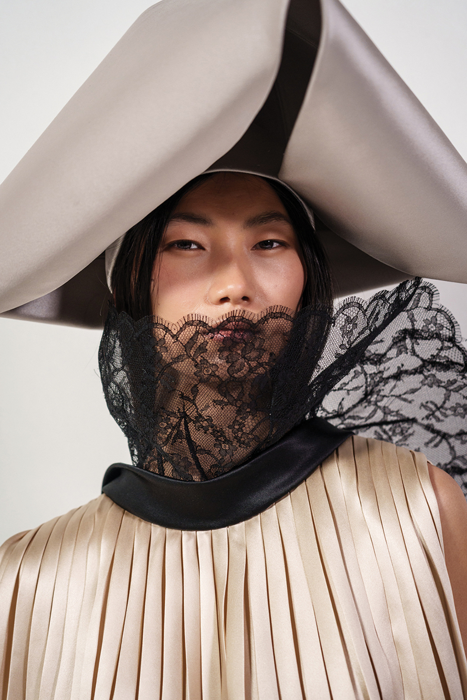 عارضة دار Christian Dior