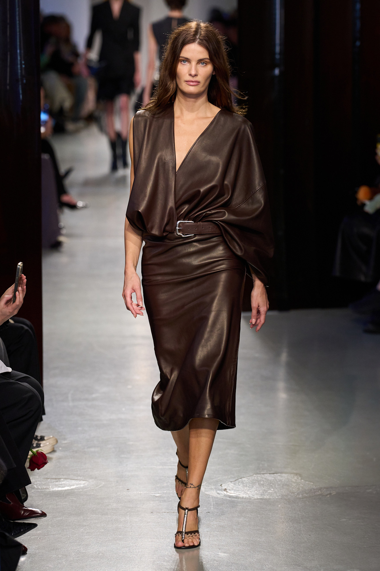 موضة التنانير البنية والساتان