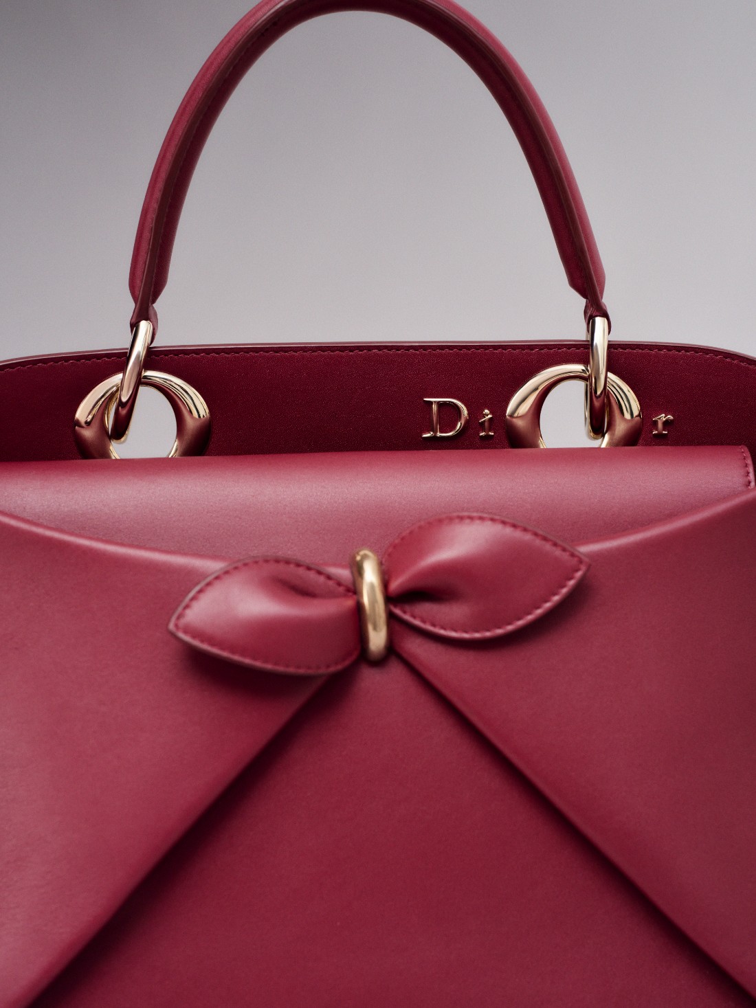 عقدتها الفراشية رمز "ديور" ‏Dior‏ الأزلي