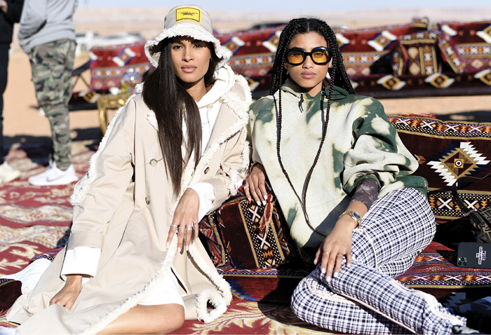 سيندي برونا" و"إيمان همام" تحضران رحلة Sounds of the Sands خلال مهرجان MDLBeast عام 2019 في الرياض، المملكة العربية السعودية