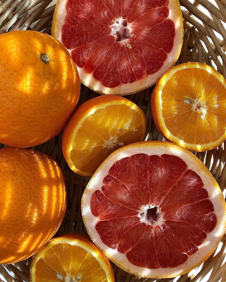 الفواكه الحمضية والاستوائية: دفعة فيتامين C