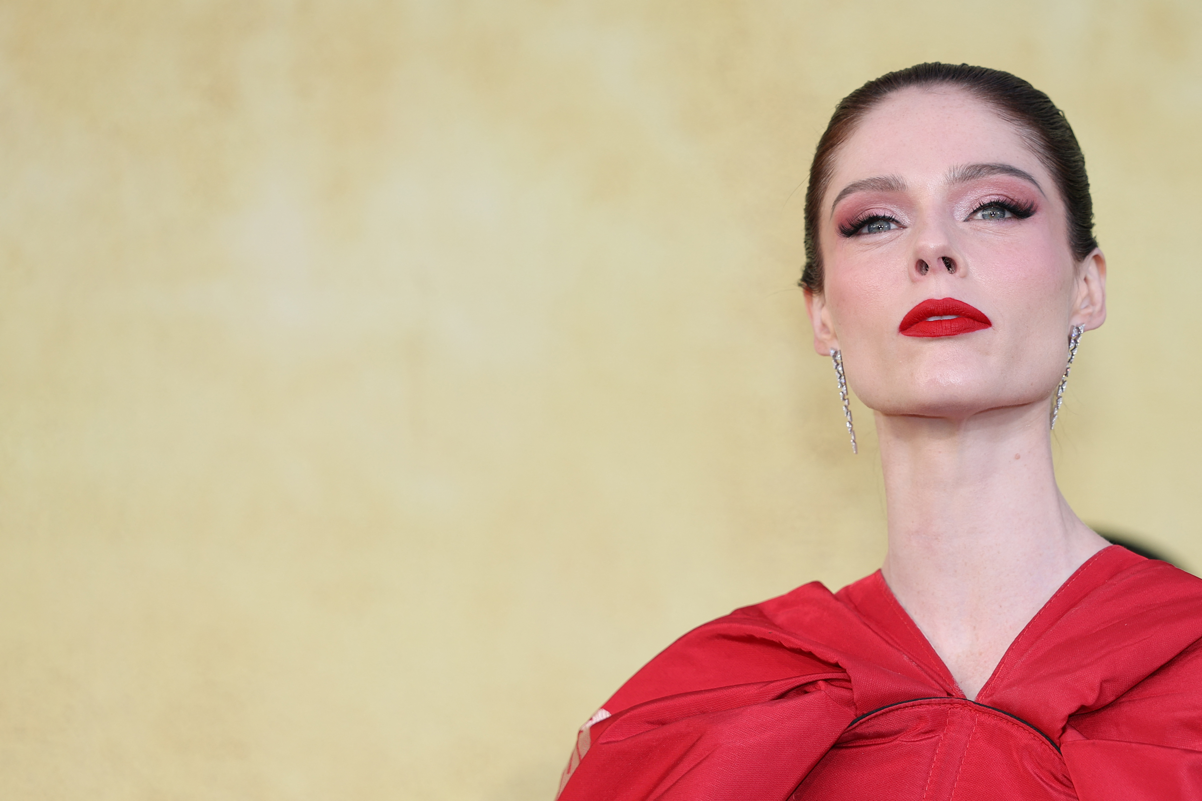 اطلالة Coco Rocha برسمات الظلال الحمراء