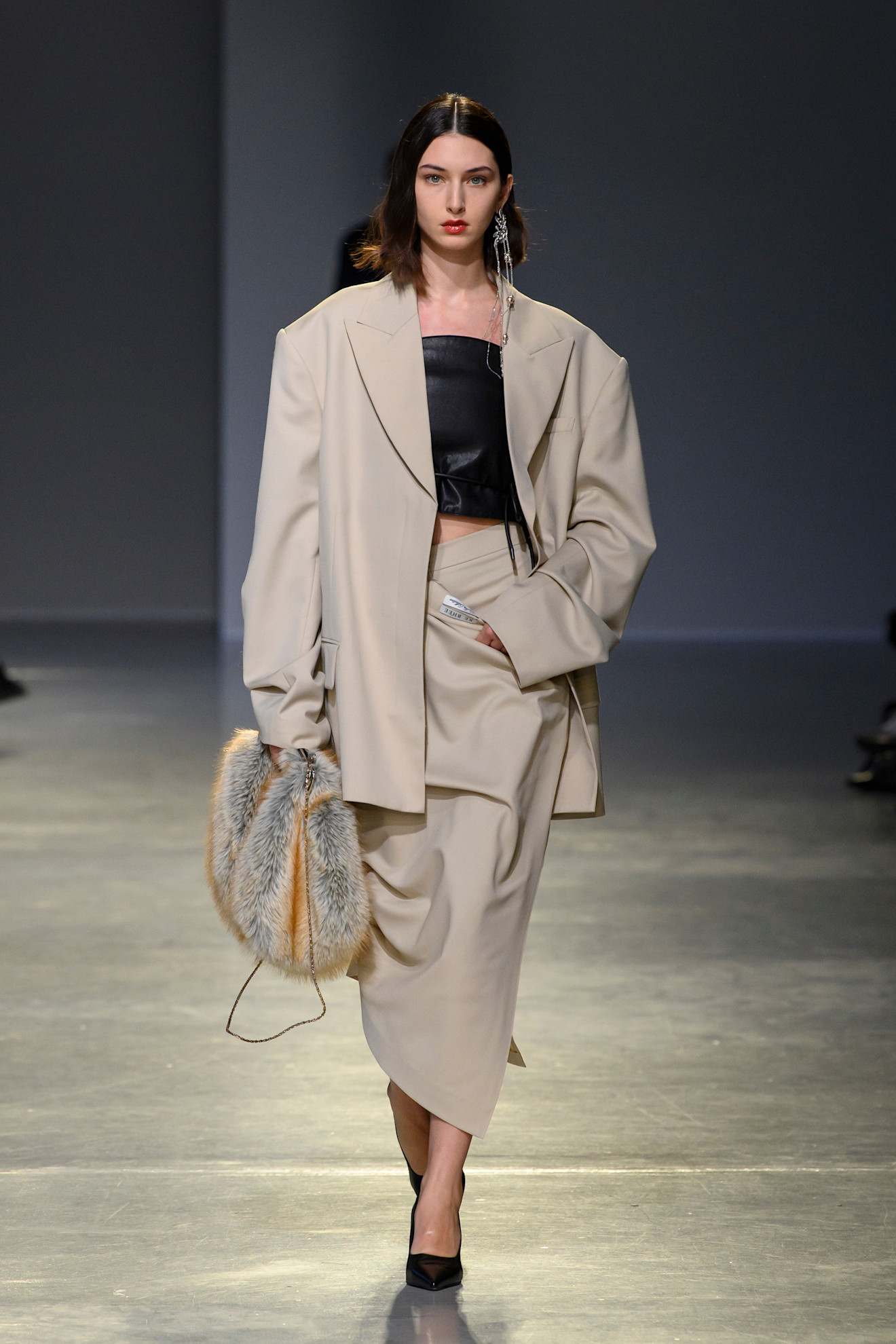 موضة جاكيتات البيج بأقمشة الكريب