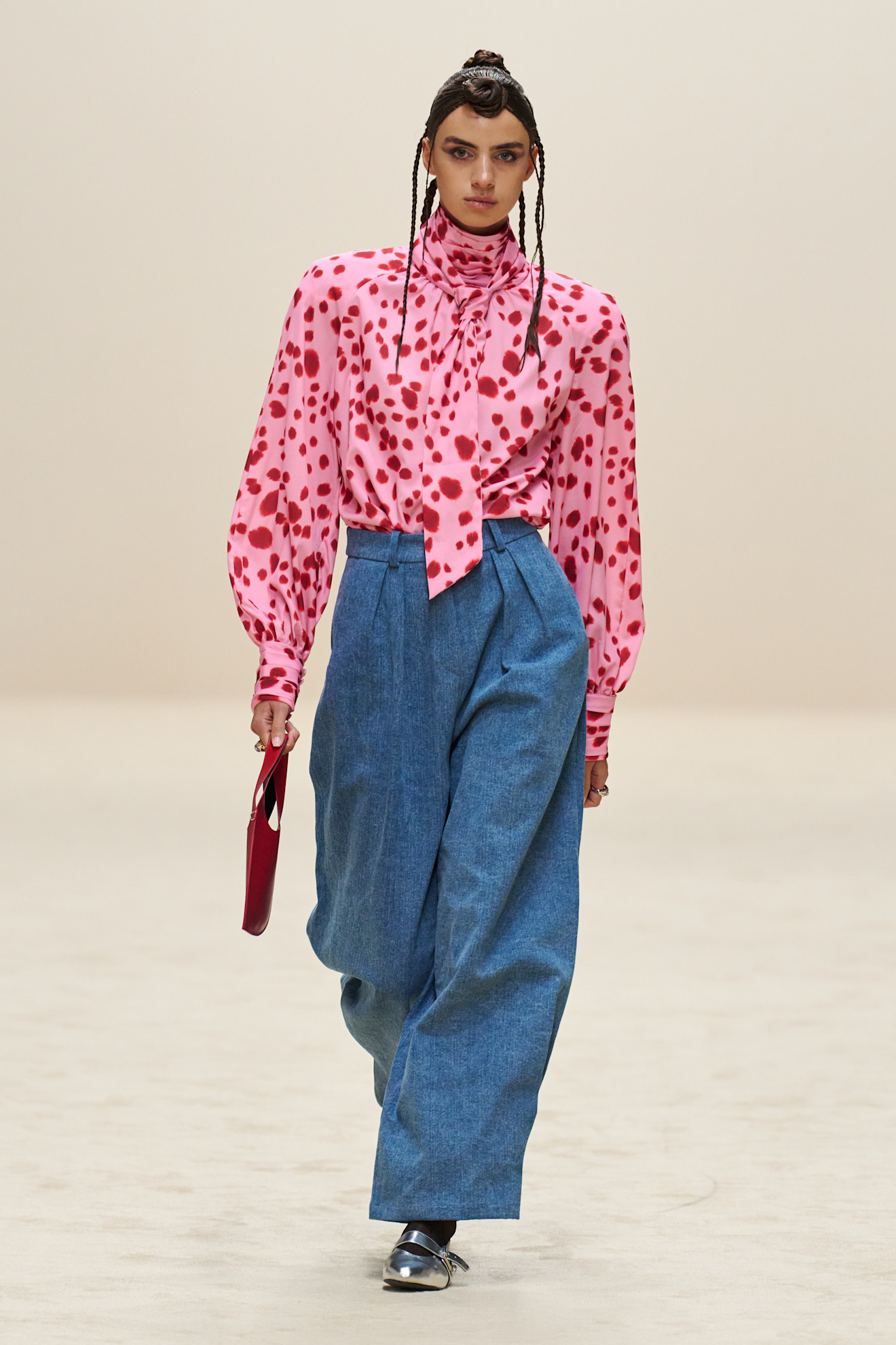 Concept Store تنسيقات الجينز الواسع مع الأحذية