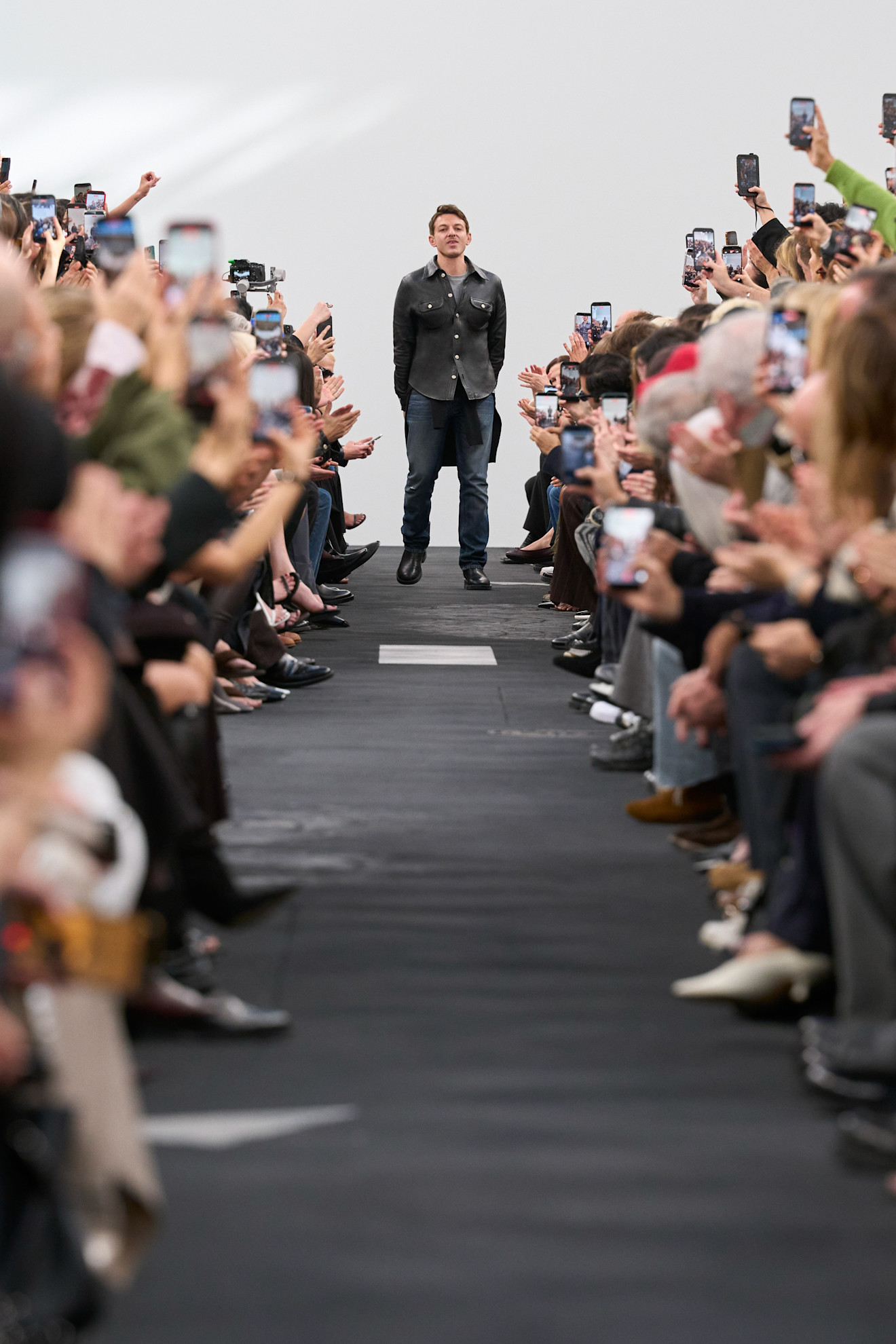 إطلالة "نيكولا دي فيليس" ‏Nicolas Di Felice‏ ‏في ختام عرض ‏"كورّيج" ‏Courrèges‏ ‏لخريف 2026