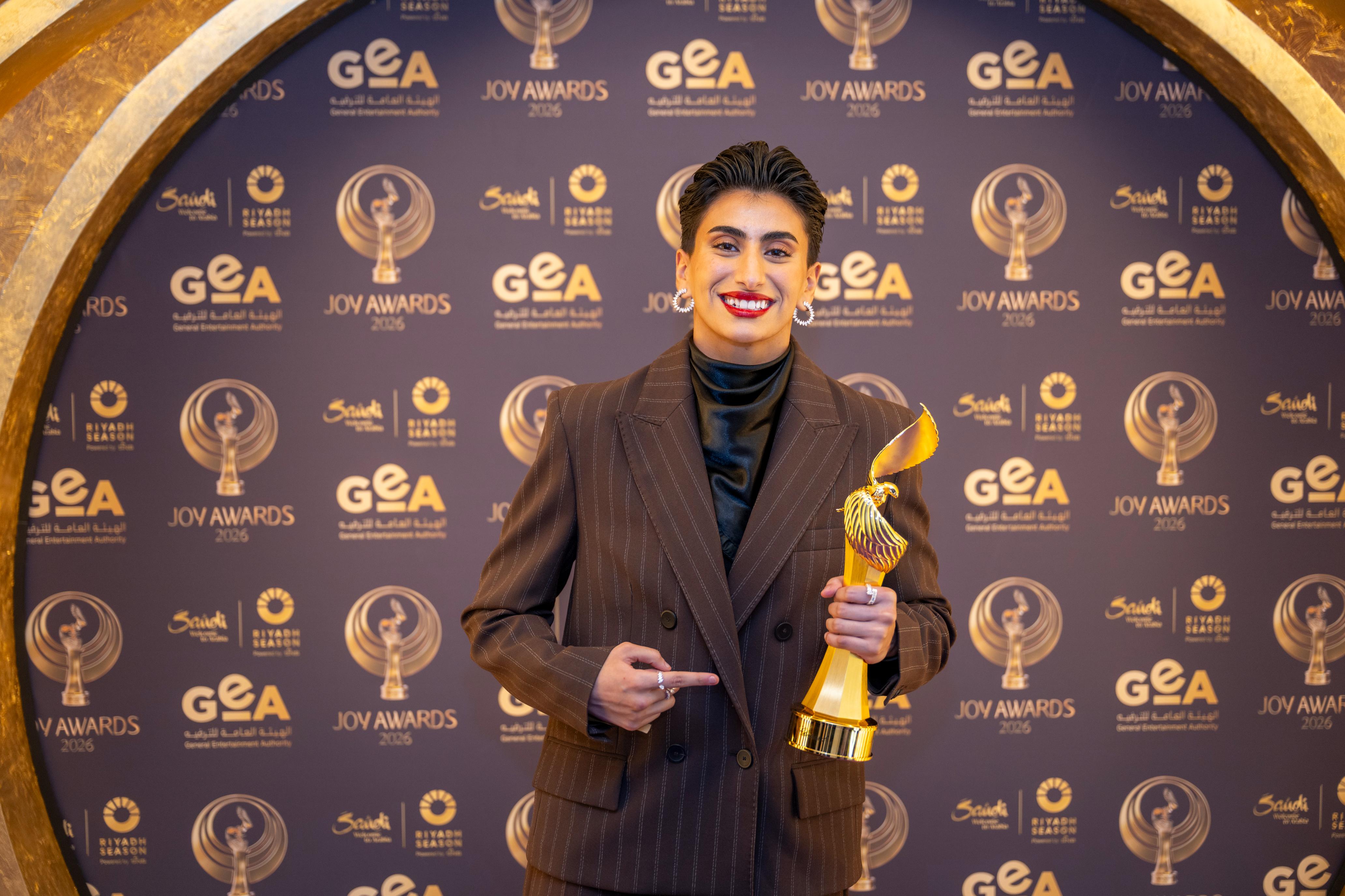 ليلى القحطاني تحمل جائزة الرياضية المفضلة في Joy Awards 2026