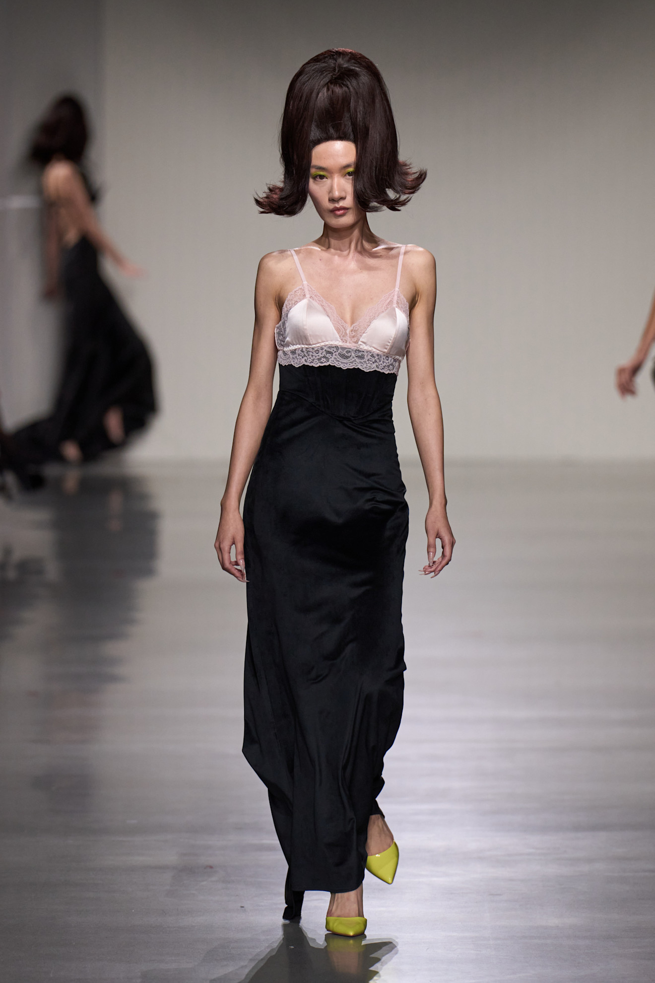 فستان بالأبيض والأسود من Christian Cowan